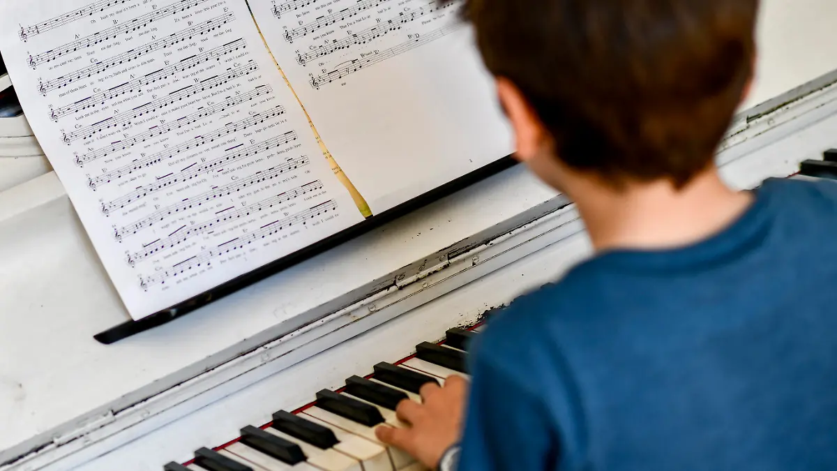 Ein junge spielt Klavier