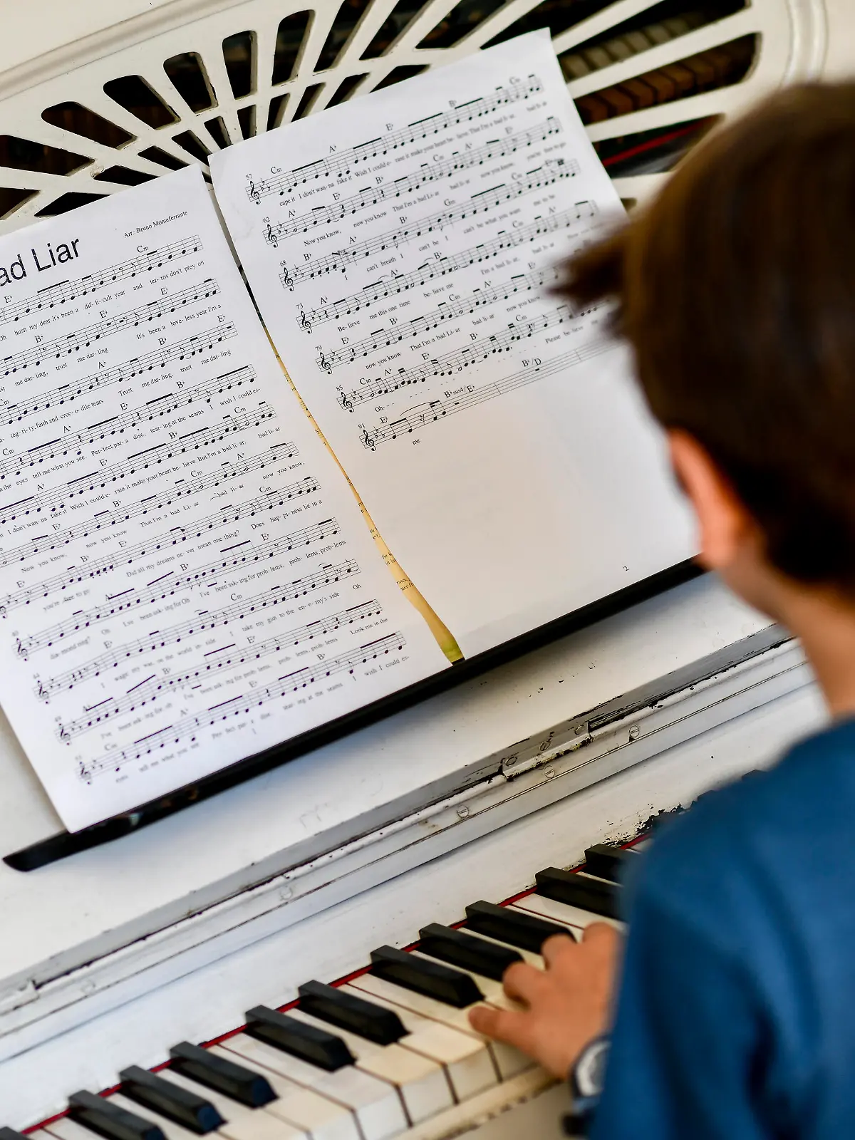 Ein junge spielt Klavier