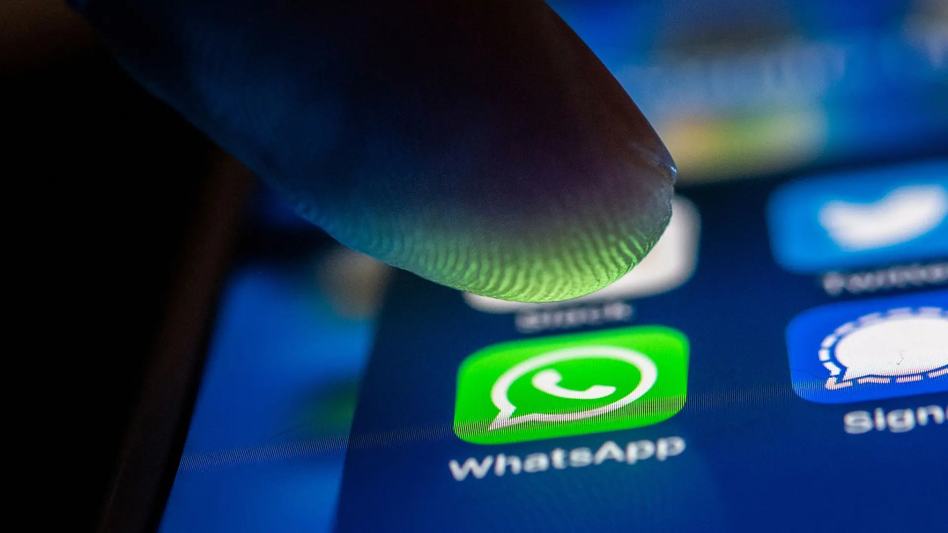 Die neue WhatsApp-Betrugsmasche setzt auf gekaperte Konten und arglose Nutzende, die nicht wissen können, wer wirklich hinter den Geldbitten steckt.