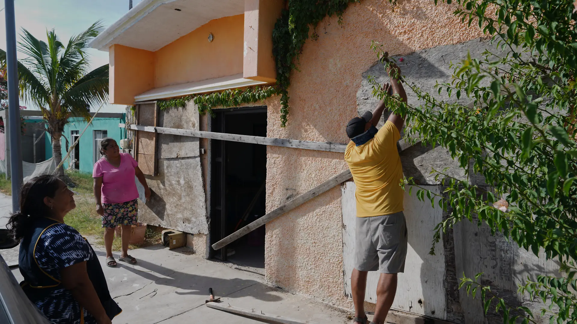 Ein Mann vernagelt die Fenster eines Hauses, während sich der Hurrikan Polo in Puerto San Carlos im mexikanischen Bundesstaat Baja California Sur nähert. +++ dpa-Bildfunk +++