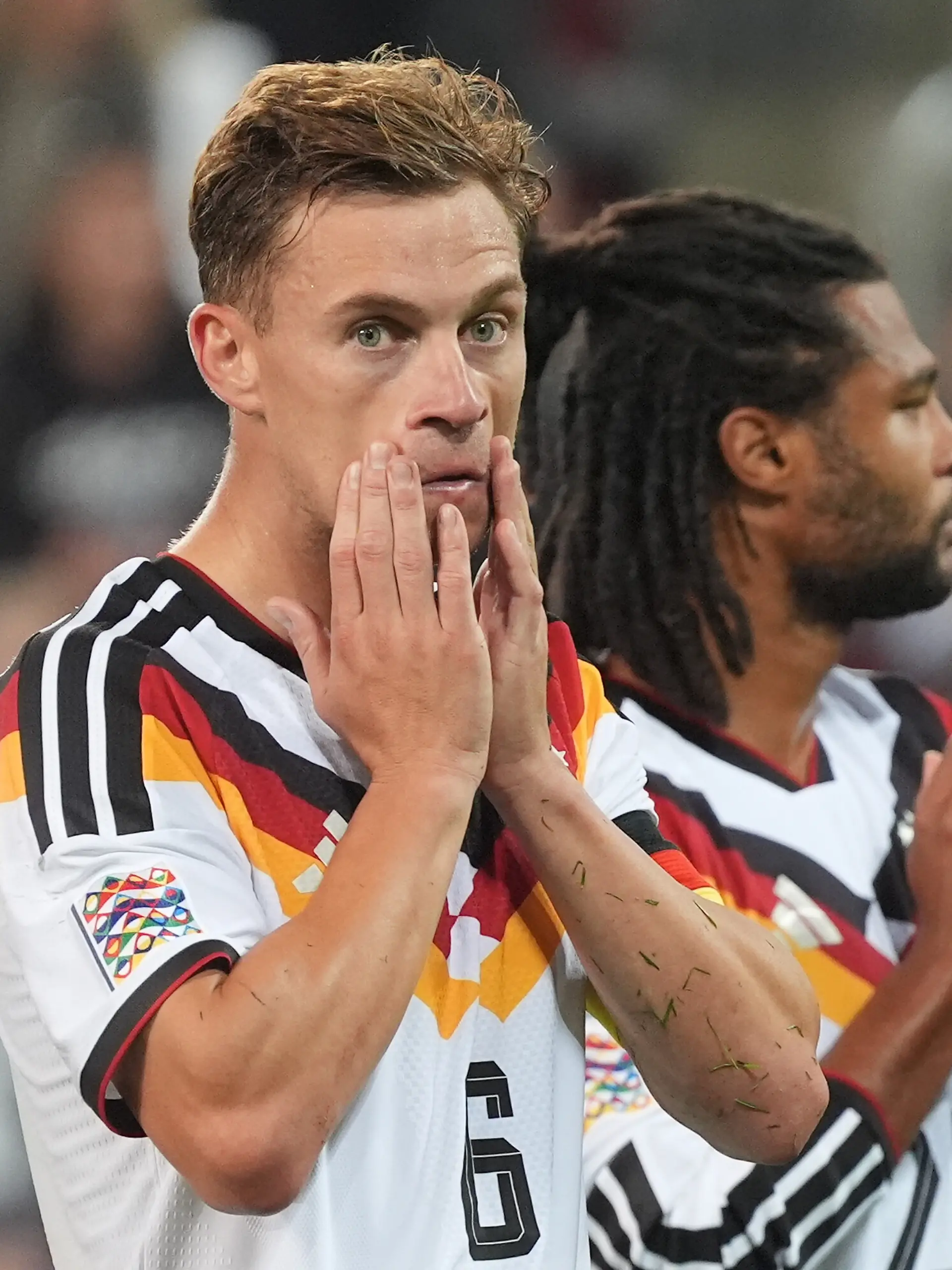 Deutsche Mannschaft bedankt sich enttäuscht bei den Fans, Joshua Kimmich (Deutschland Germany), Serge Gnabry (Deutschland Germany) - Augsburg 27.09.2026: Deutschland vs. Griechenland, UEFA Nations League, WWK Arena, 2. Spieltag
