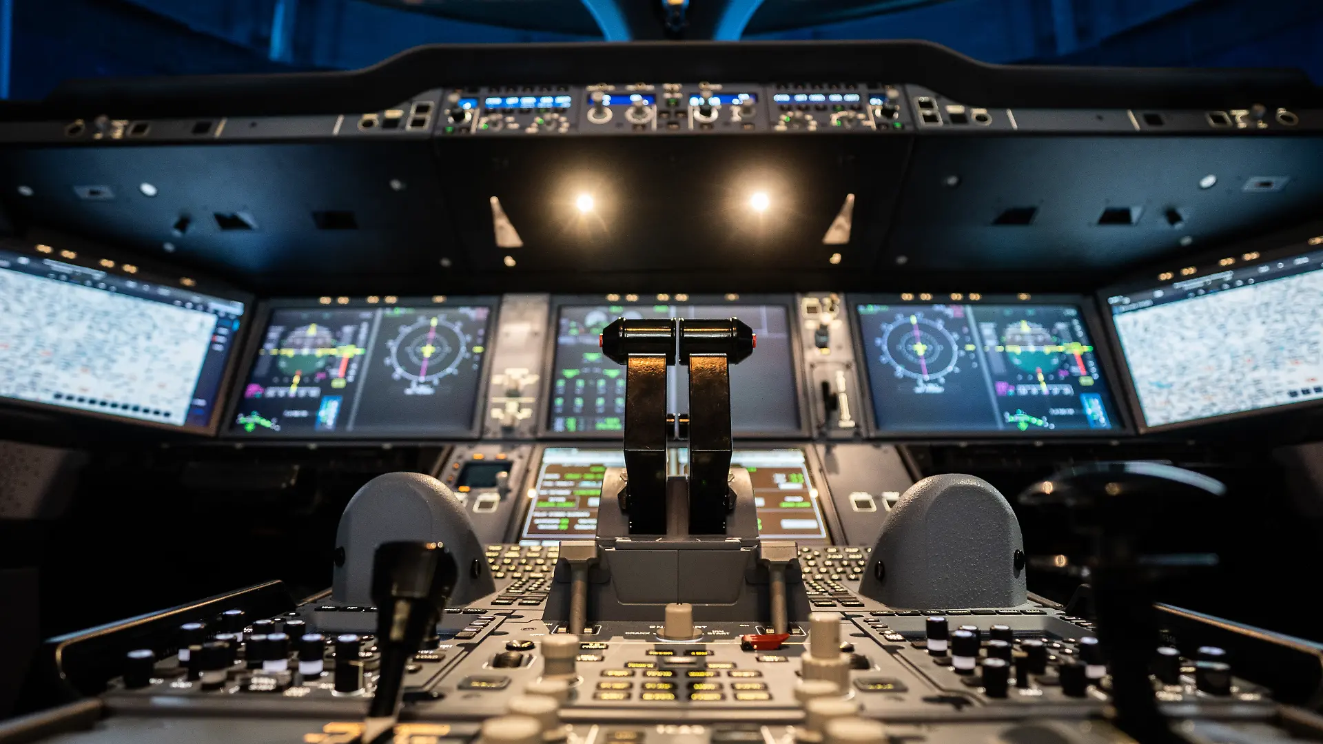 Das Foto zeigt ein Cockpit in einem Flugsimulator von Lufthansa in München