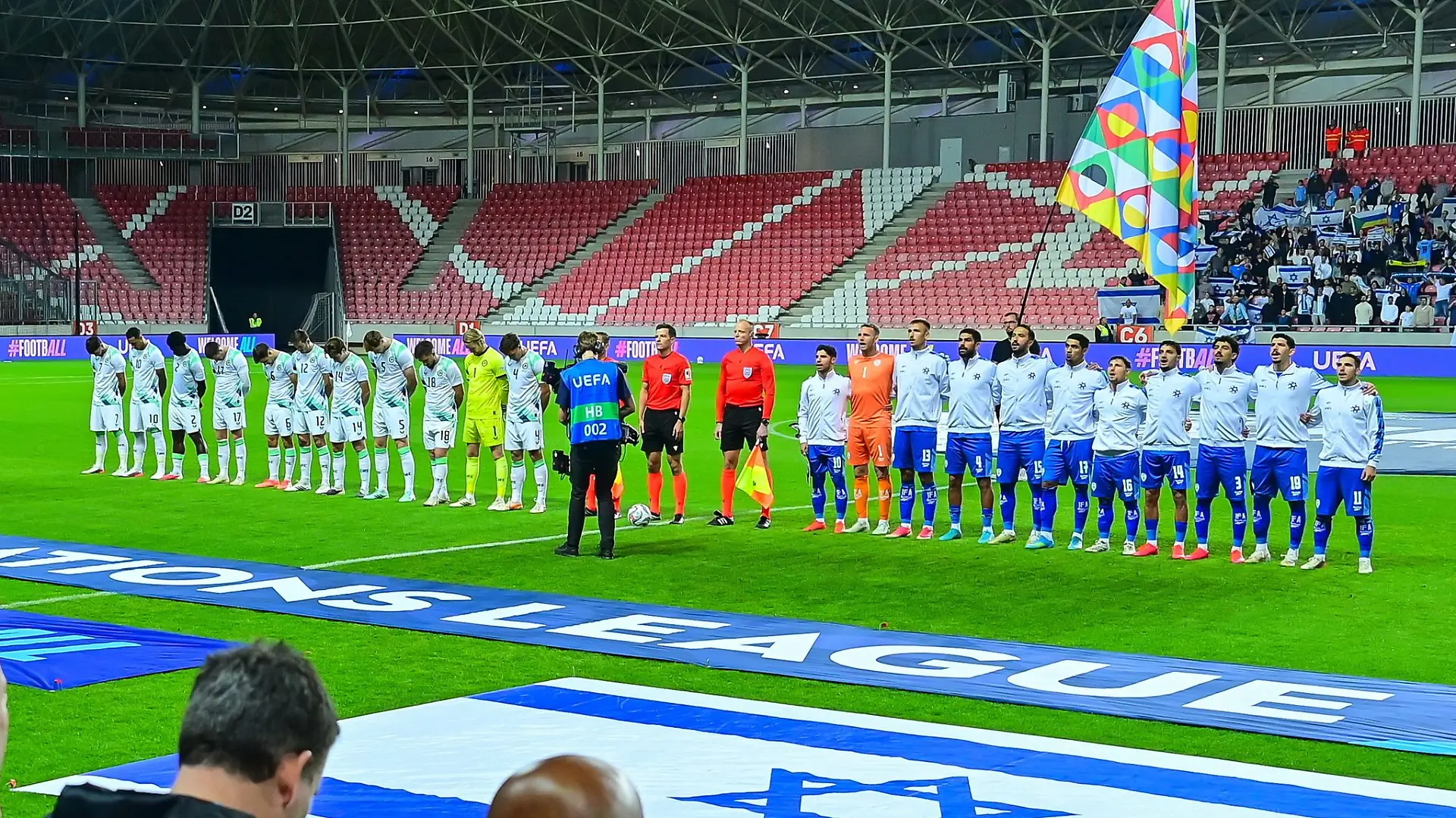 Schwarze Armbinden, gesenkte Köpfe: Irlands Nationalspieler vor der Partie gegen Israel.