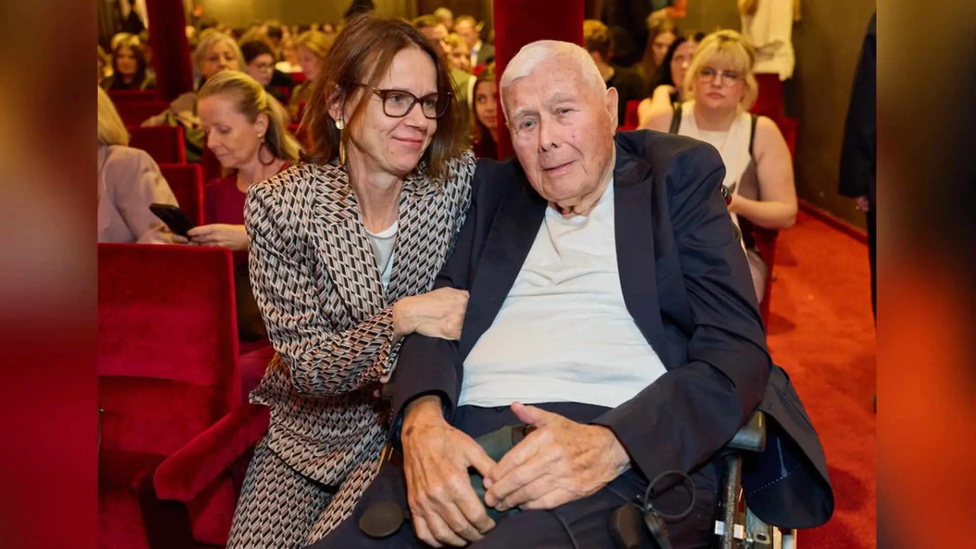 Peter Weck wurde von seiner Lebensgefährtin Joanna begleitet. Am 12. August wurde er 96 Jahre alt.