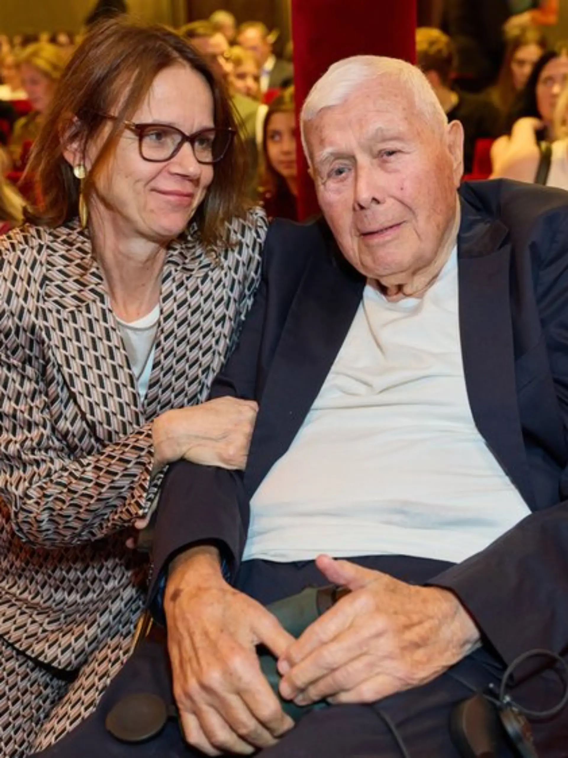 Peter Weck wurde von seiner Lebensgefährtin Joanna begleitet. Am 12. August wurde er 96 Jahre alt.