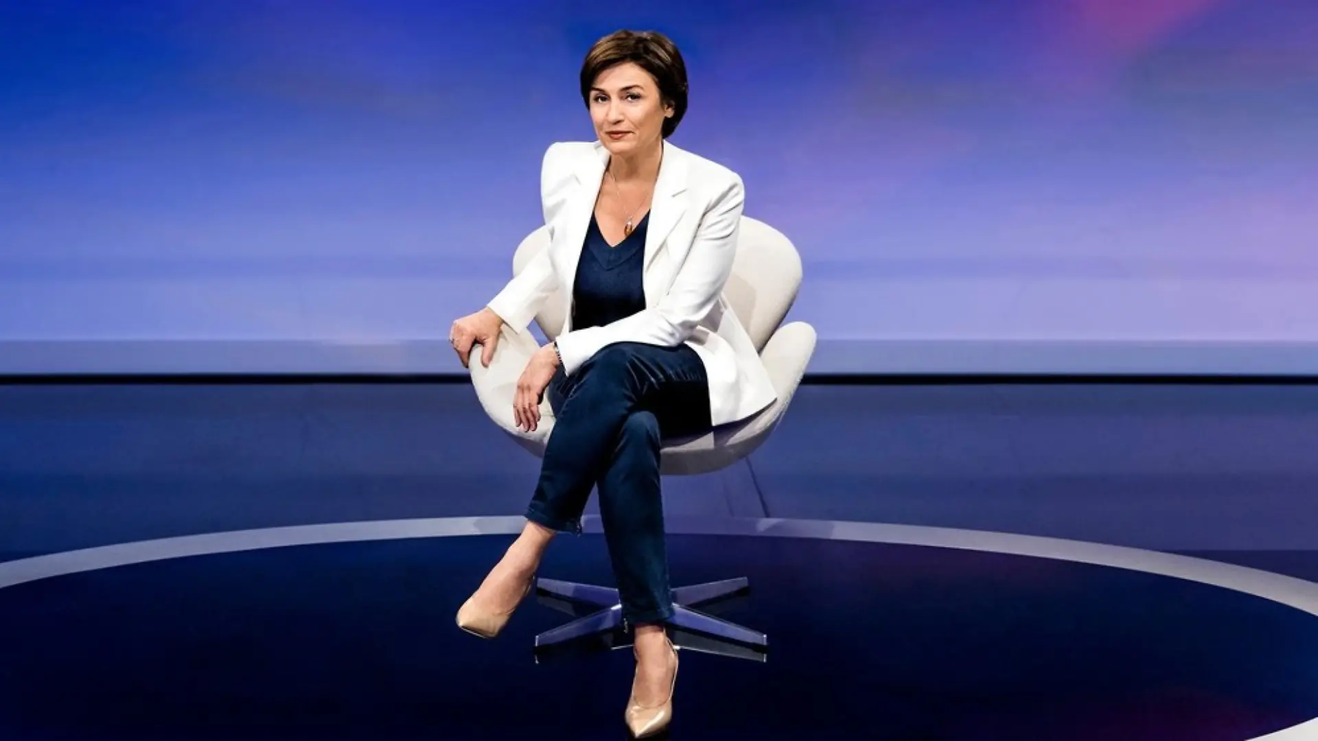 Sandra Maischberger diskutiert in ihrer ARD-Talkshow mit prominenten Gästen.