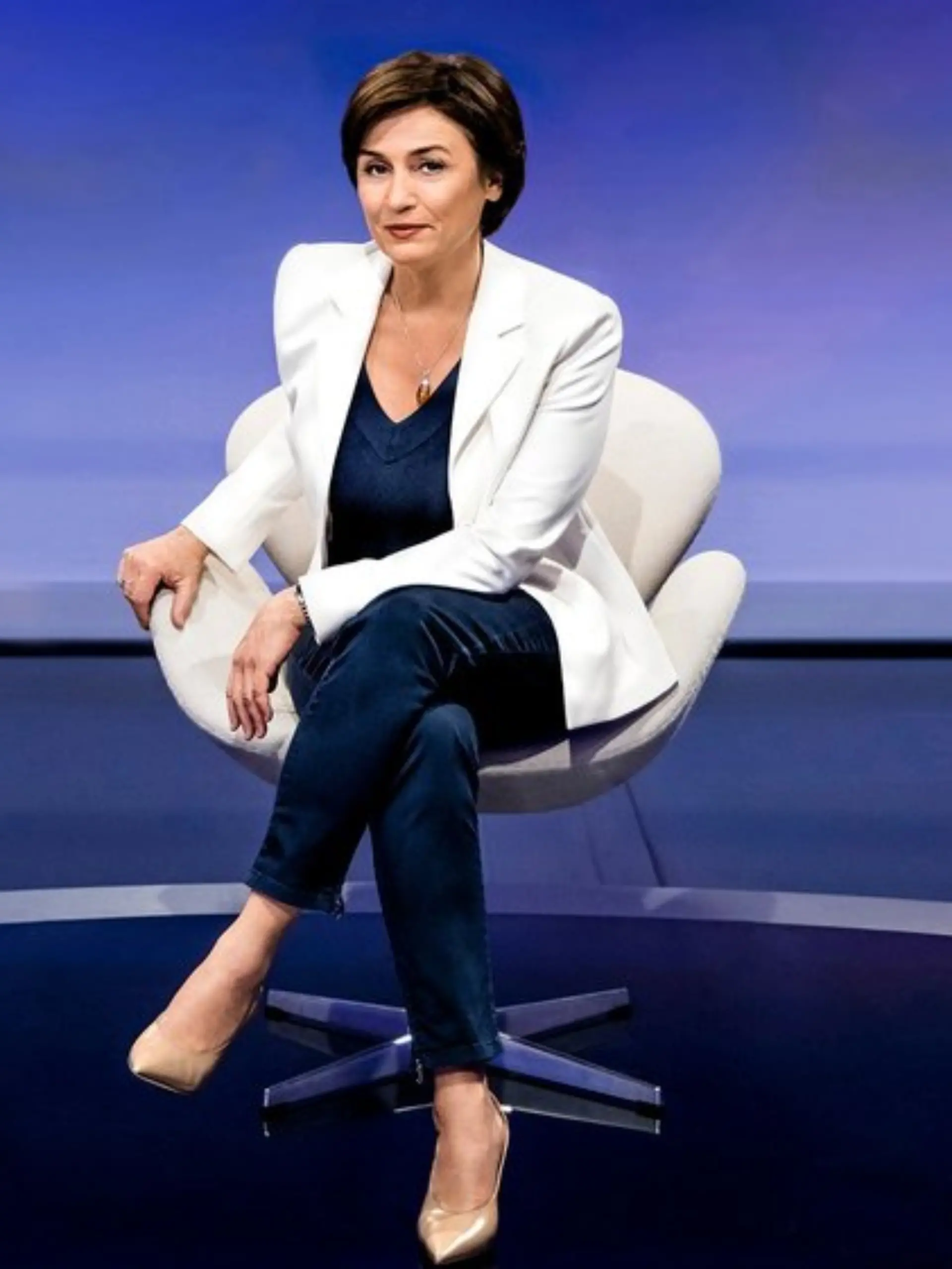 Sandra Maischberger diskutiert in ihrer ARD-Talkshow mit prominenten Gästen.