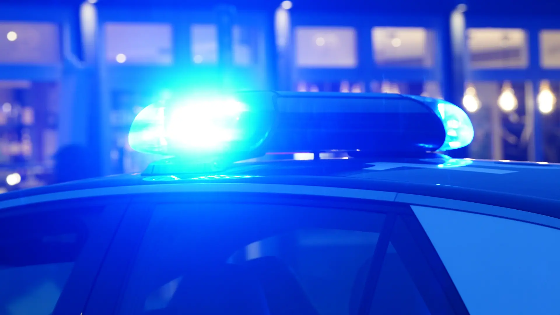 Ein Streifenwagen der Polizei steht mit eingeschaltetem Blaulicht an einem Einsatzort. (zu dpa: «Schwer verletzte Frau aus Wohnung gerettet - Mann festgenommen») +++ dpa-Bildfunk +++