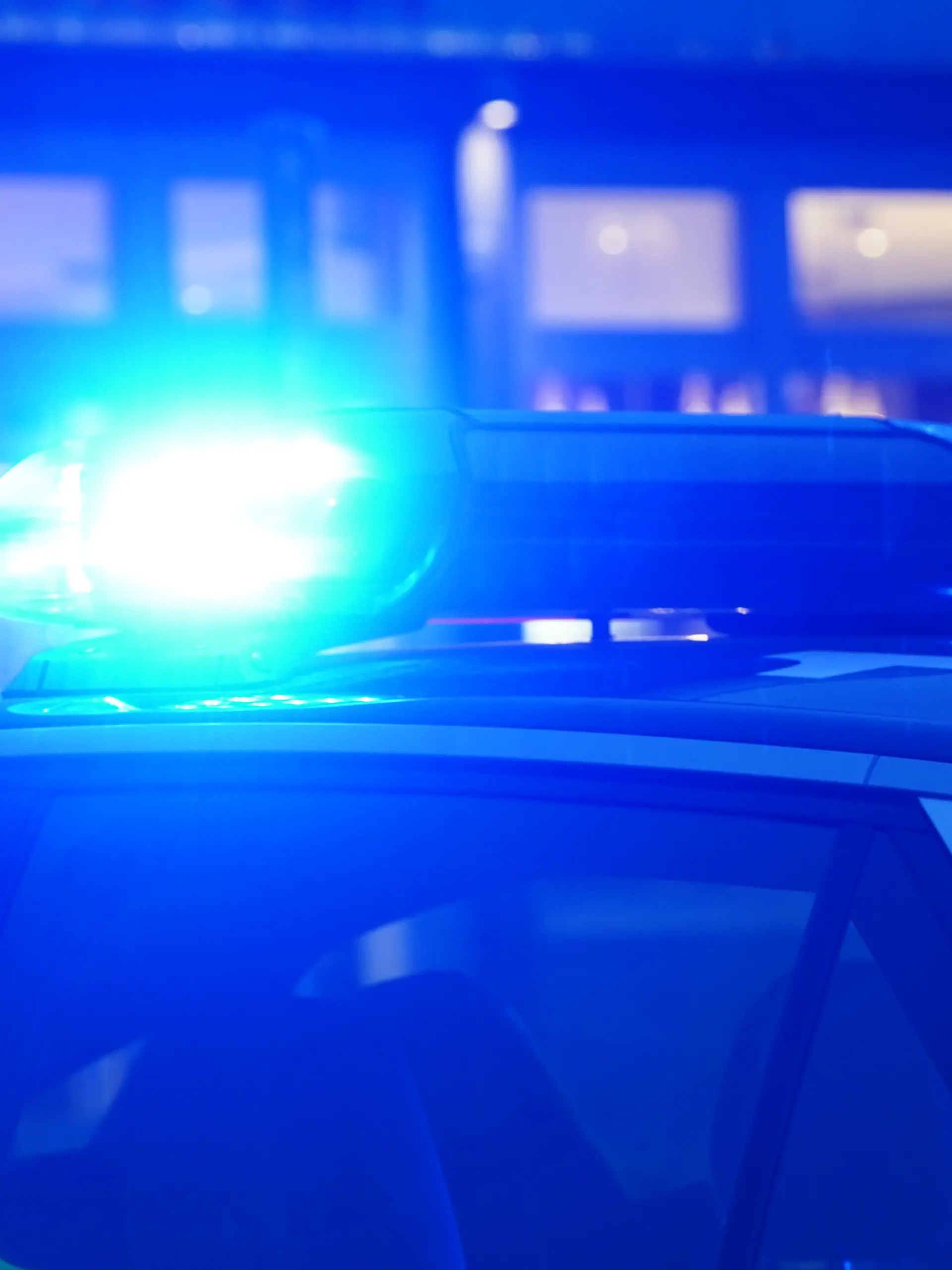 Ein Streifenwagen der Polizei steht mit eingeschaltetem Blaulicht an einem Einsatzort. (zu dpa: «Schwer verletzte Frau aus Wohnung gerettet - Mann festgenommen») +++ dpa-Bildfunk +++