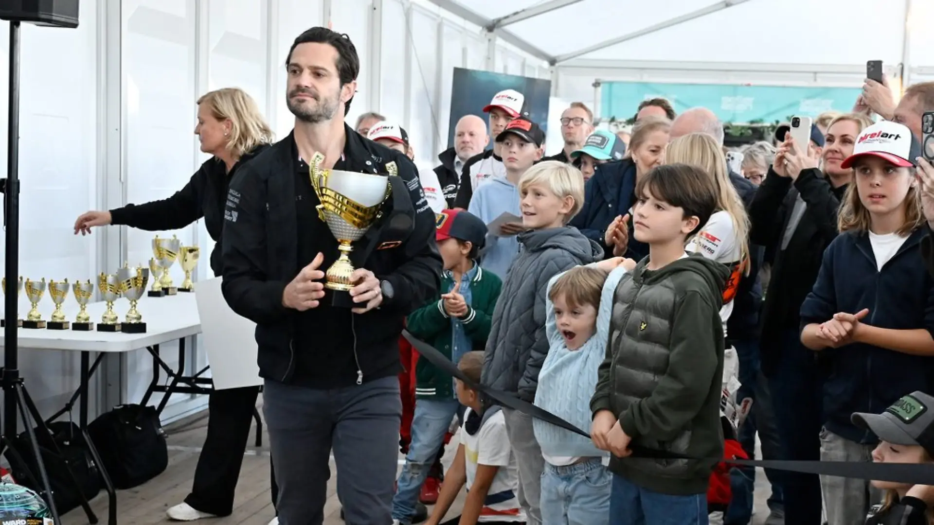 Als Papa Prinz Carl Philip die Preise verlieh, schauten auch Prinz Julian und Prinz Alexander zu (vorne rechts).