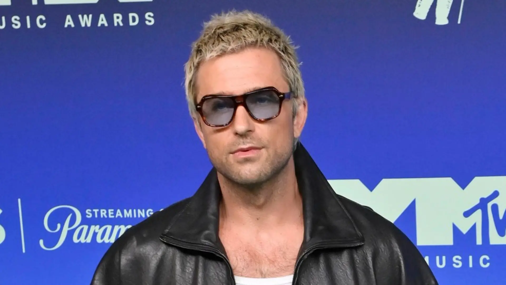 Brandon Sklenar trägt seine Haare nun kürzer und blond. Außerdem hat er sich von seinem Schnurrbart verabschiedet.