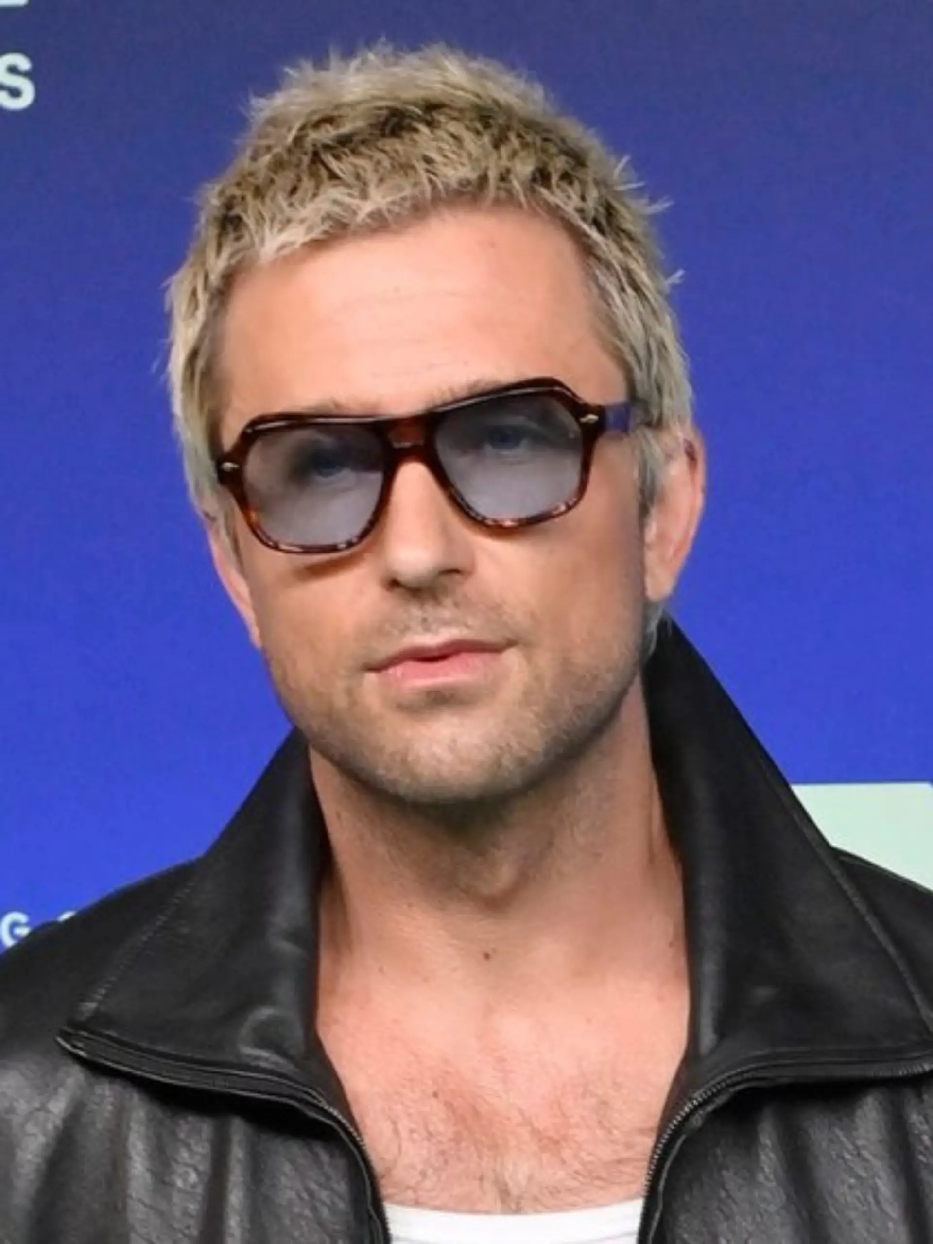 Brandon Sklenar trägt seine Haare nun kürzer und blond. Außerdem hat er sich von seinem Schnurrbart verabschiedet.