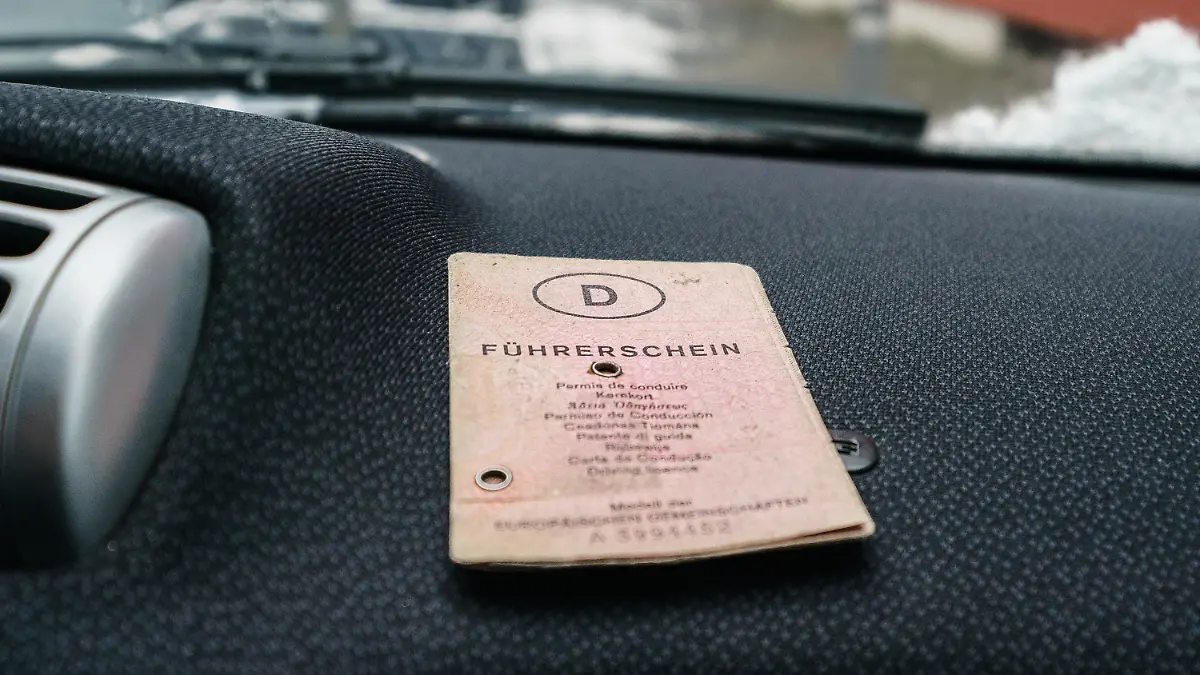 ARCHIV - 17.01.2021, Hessen, Frankfurt/Main: ILLUSTRATION - Ein «rosa Führerschein» liegt auf dem Armaturenbrett. Das Verkehrsministerium in Sachsen-Anhalt hat Kritik an den Fristen zum Führerscheinumtausch zurückgewiesen. (zu dpa «Ministerium sieht keinen Engpass bei Führerscheinumtausch») Foto: Andreas Arnold/dpa +++ dpa-Bildfunk +++