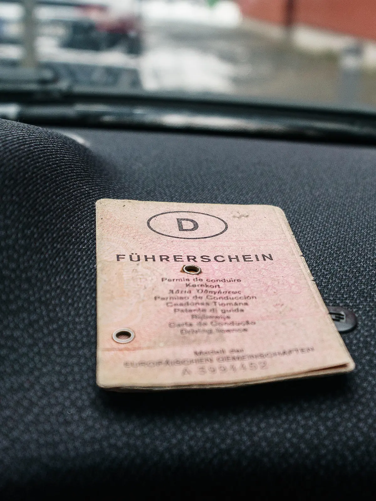 ARCHIV - 17.01.2021, Hessen, Frankfurt/Main: ILLUSTRATION - Ein «rosa Führerschein» liegt auf dem Armaturenbrett. Das Verkehrsministerium in Sachsen-Anhalt hat Kritik an den Fristen zum Führerscheinumtausch zurückgewiesen. (zu dpa «Ministerium sieht keinen Engpass bei Führerscheinumtausch») Foto: Andreas Arnold/dpa +++ dpa-Bildfunk +++