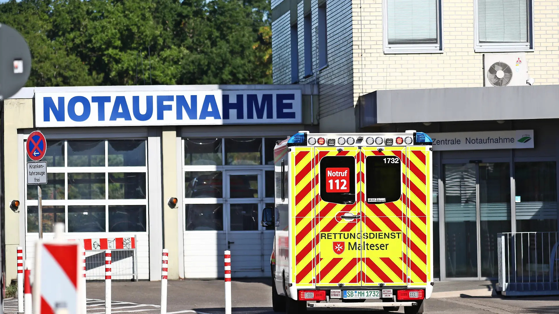 12.08.2026, Wirtschaft v.l. Auf diesem Foto ist ein Rettungswagen des Malteser Rettungsdienstes vor der Notaufnahme eines Krankenhauses bei einem Einsatz bzw. der Einfahrt zu sehen.
