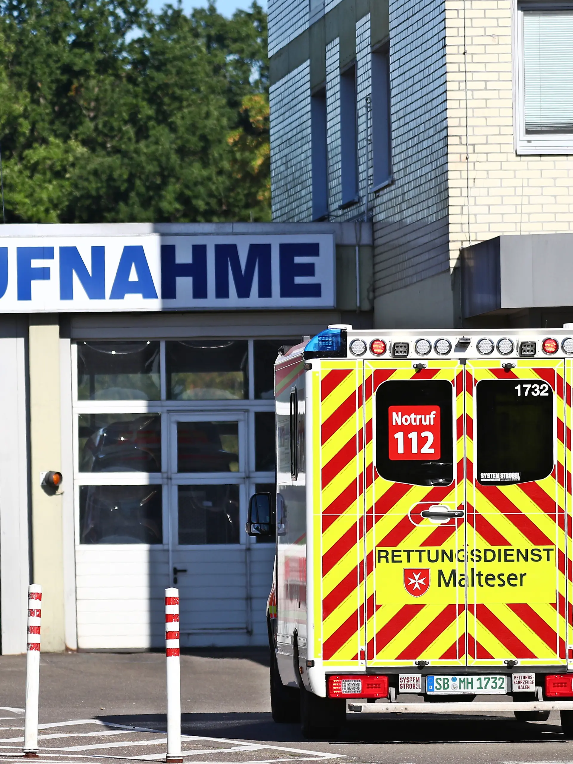 12.08.2026, Wirtschaft v.l. Auf diesem Foto ist ein Rettungswagen des Malteser Rettungsdienstes vor der Notaufnahme eines Krankenhauses bei einem Einsatz bzw. der Einfahrt zu sehen.