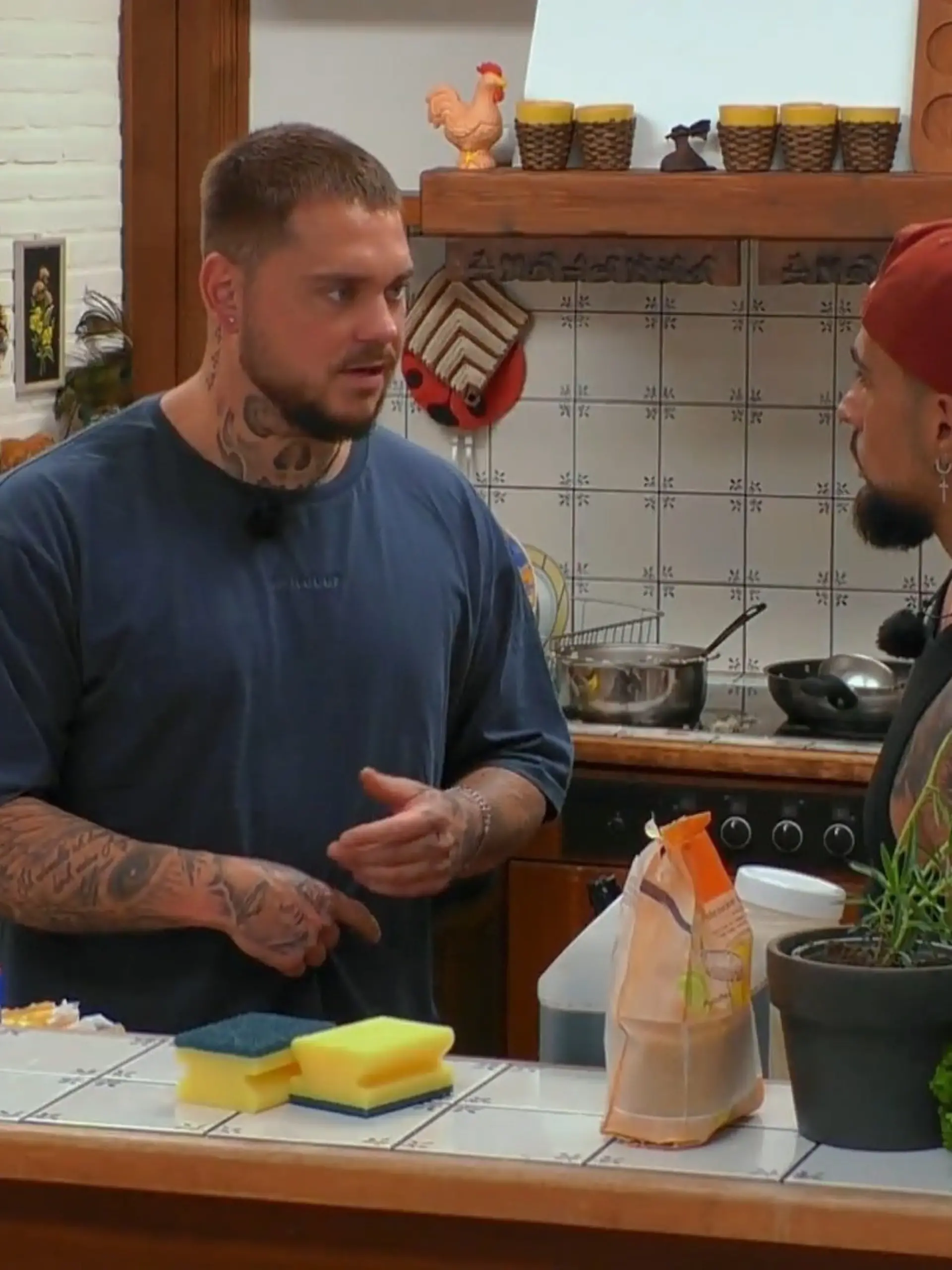 Bild zu: "Nico steckt Alex, wie Hati über ihn redet"