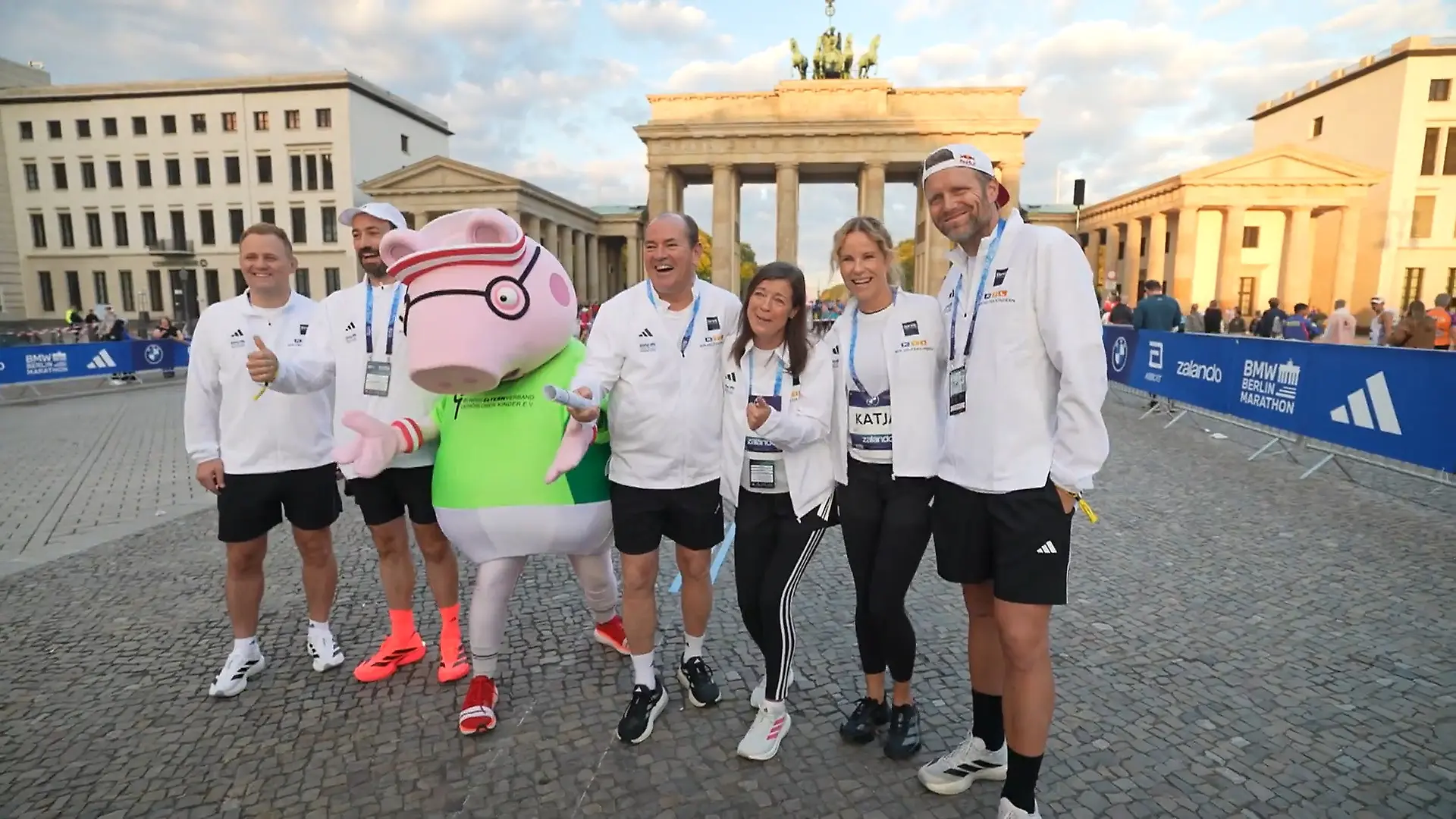 113.750 Euro Spenden - danke an die Charity-Staffel! 52. BMW BERLIN-MARATHON