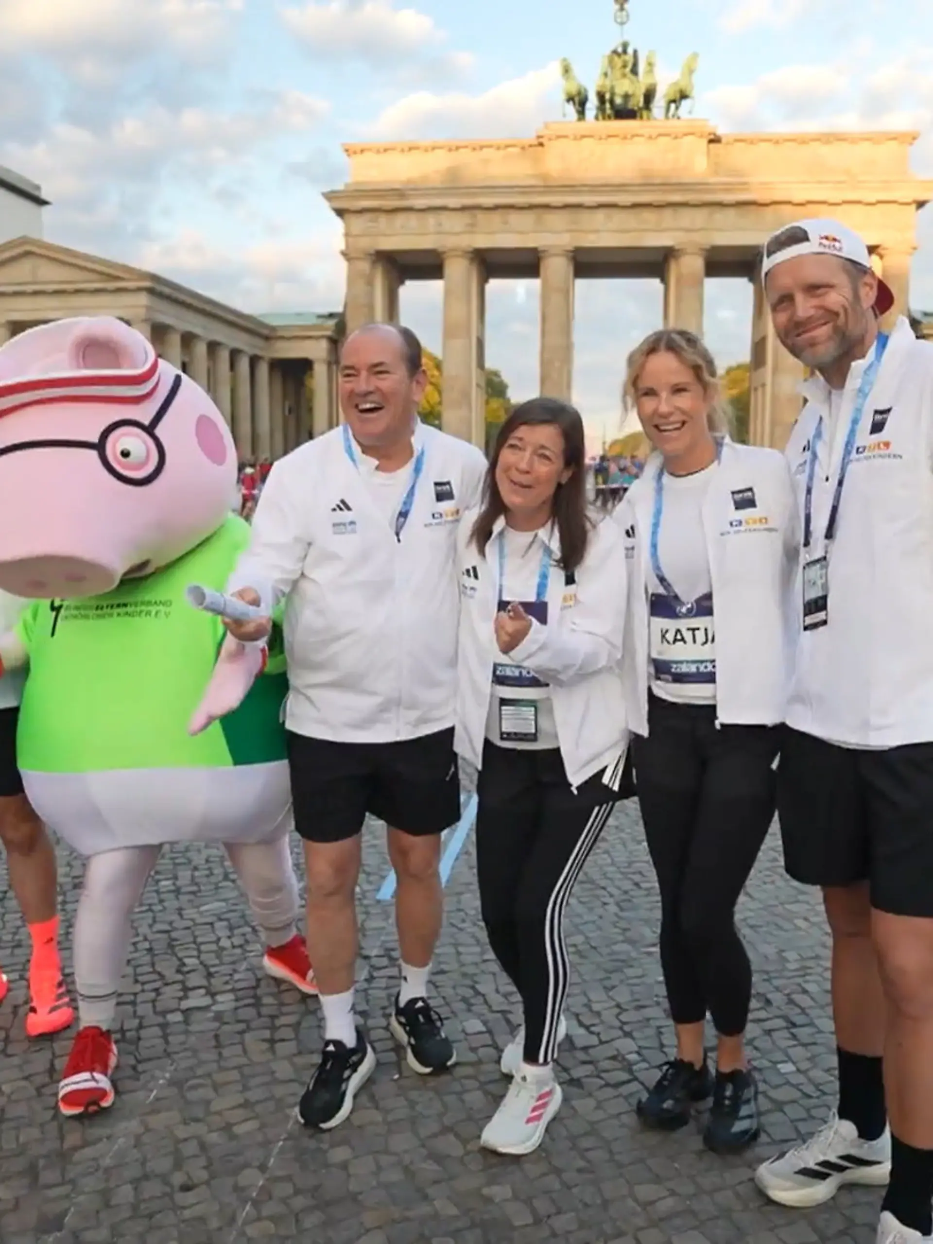 Bild zu: "113.750 Euro Spenden - danke an die Charity-Staffel!"
