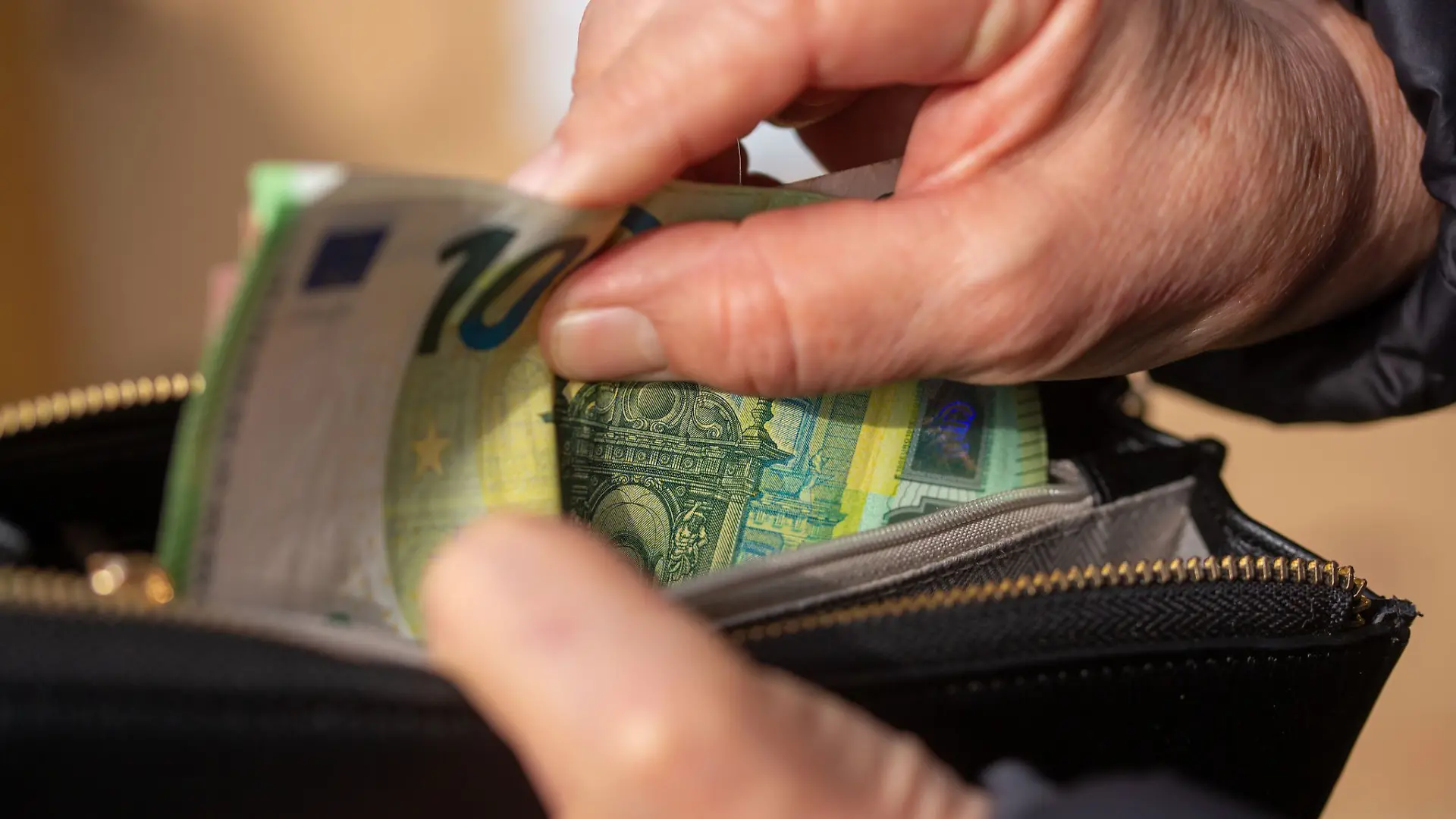 Keine Zusatzkosten für Bargeld: Pflegeheime dürfen für die Verwahrung von Bar- und Taschengeld grundsätzlich kein gesondertes Entgelt berechnen.