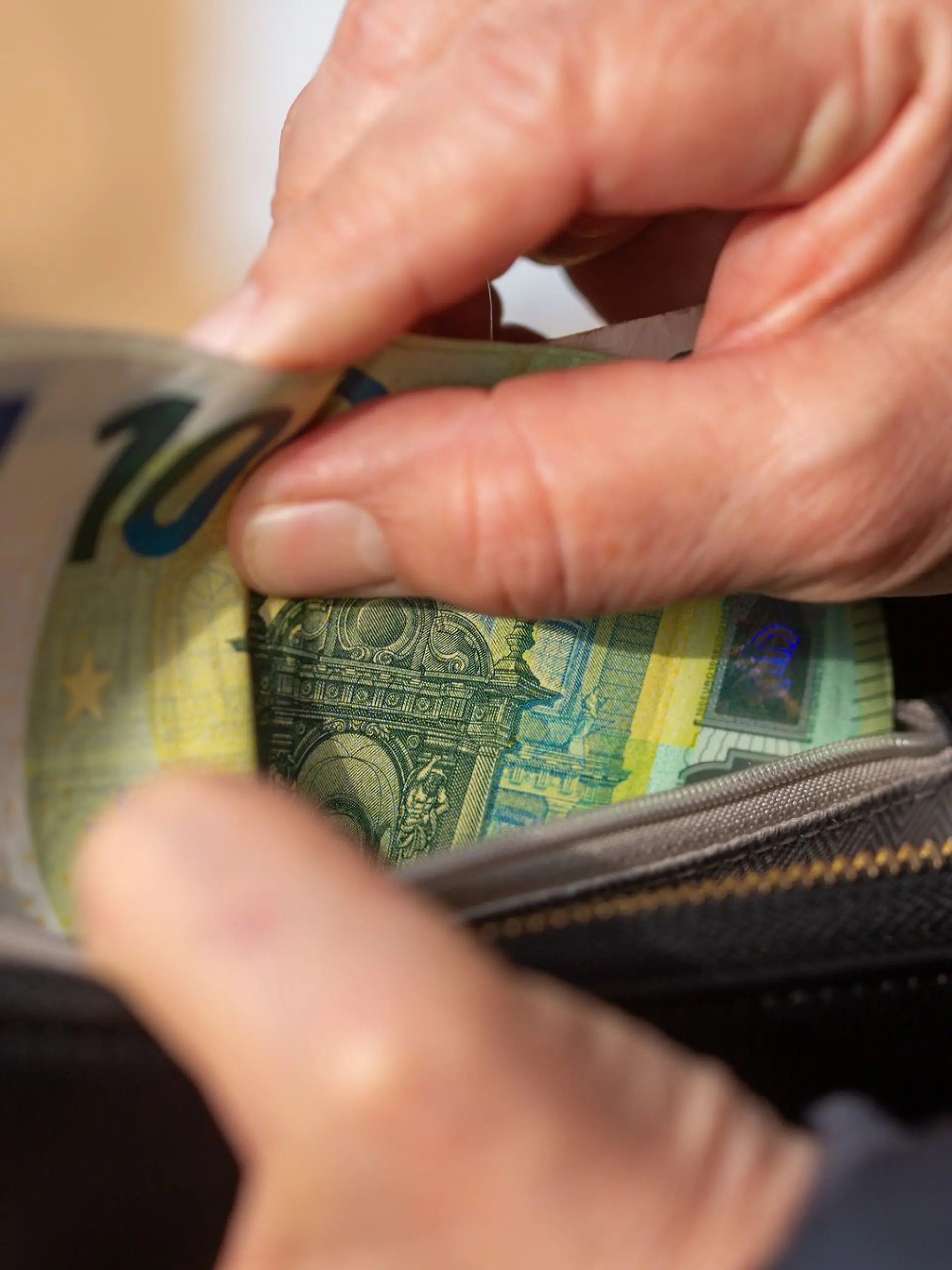 Keine Zusatzkosten für Bargeld: Pflegeheime dürfen für die Verwahrung von Bar- und Taschengeld grundsätzlich kein gesondertes Entgelt berechnen.