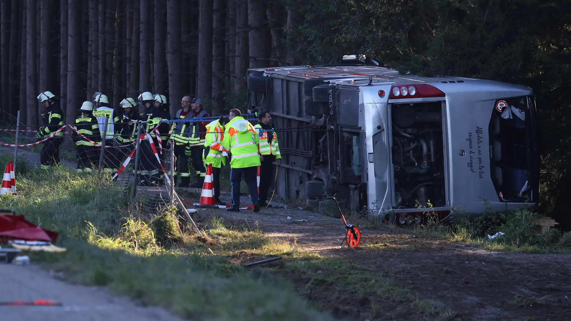 Kurz vor München verunglückt die Busfahrt zum Oktoberfest. Zwei Menschen sterben.