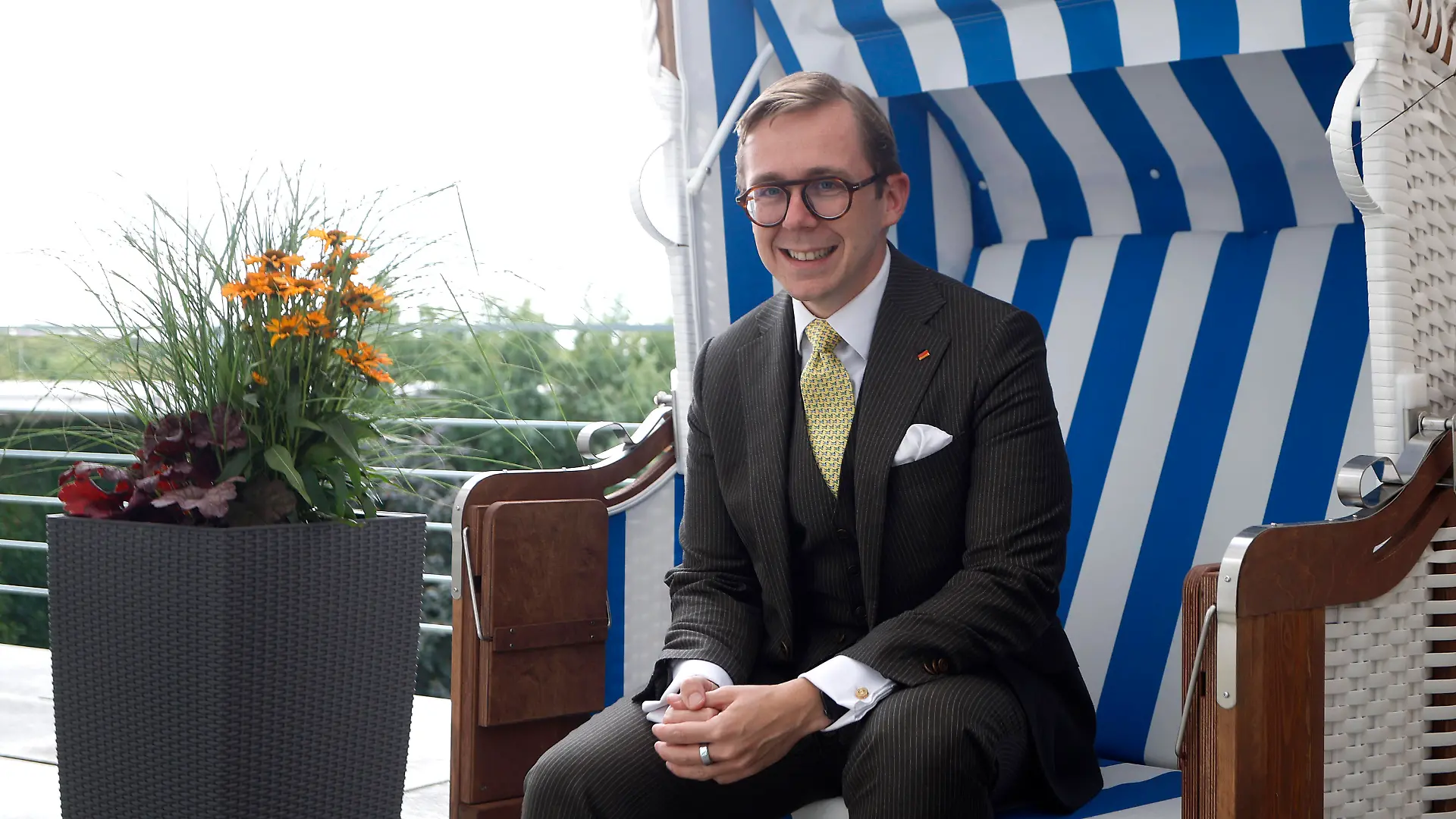 09.09.2026, Philipp Amthor, CDU, Politiker, Portraet im Bundeskanzleramt in Berlin, Staatsminister für Bund-Länder-Beziehungen, in einem Strandkorb aus Mecklenburg-Vorpommern auf dem Balkon seines Büro, Berlin Deutschland, Germany *** September 9, 2026, Philipp Amthor, CDU, politician, portrait at the Federal Chancellery in Berlin, Minister of State for Federal-State Relations, sitting in a beach chair from Mecklenburg-Western Pomerania on the balcony of his office, Berlin, Germany