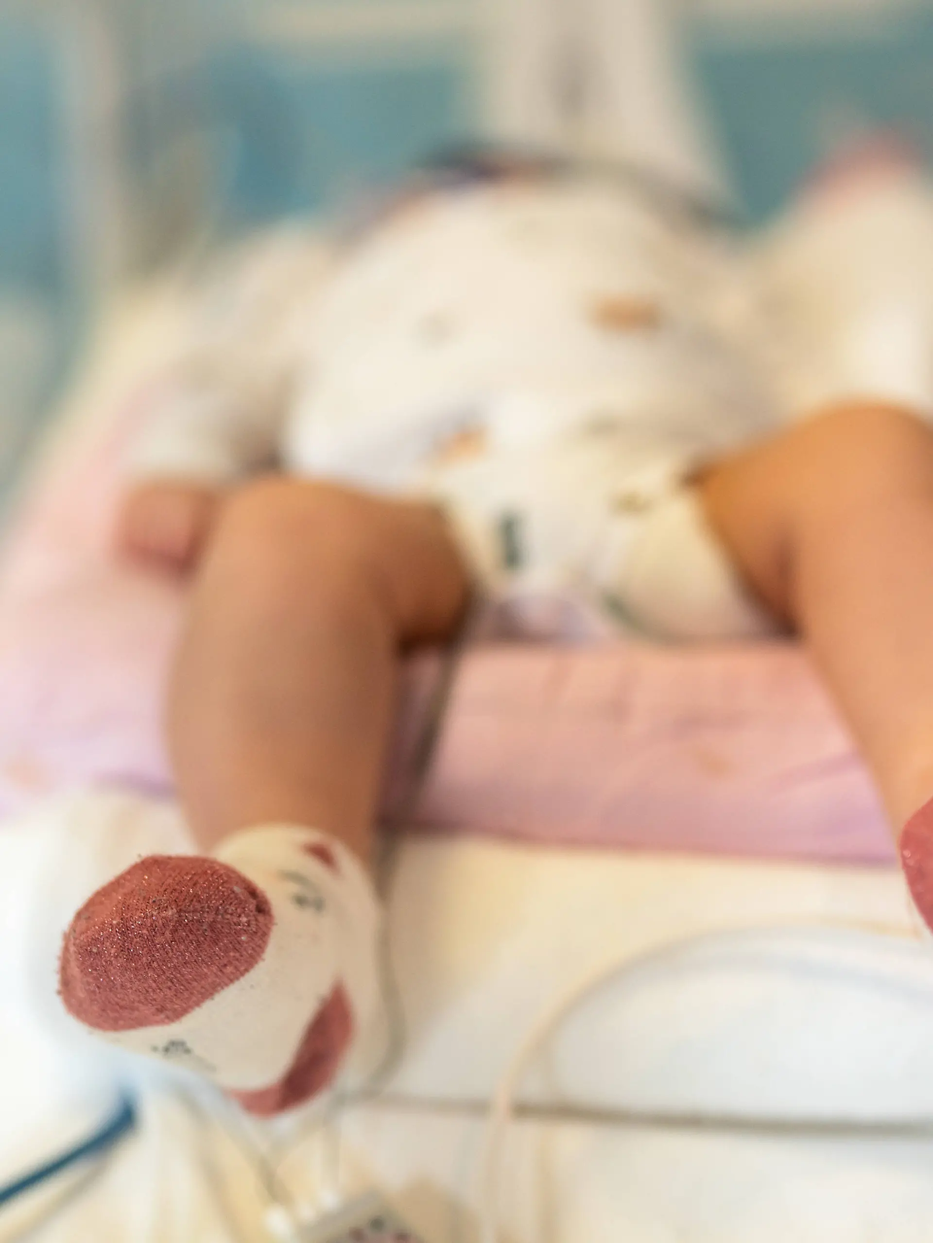 Baby auf der Intensvistation im Krankenhaus