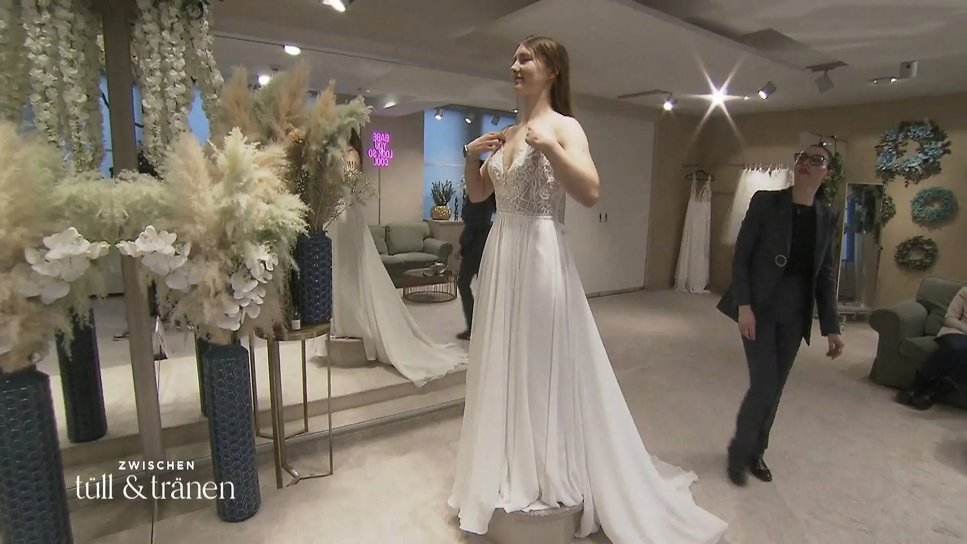 Für welchen Stoff entscheidet sich Lara? Tüll oder Chiffon?
