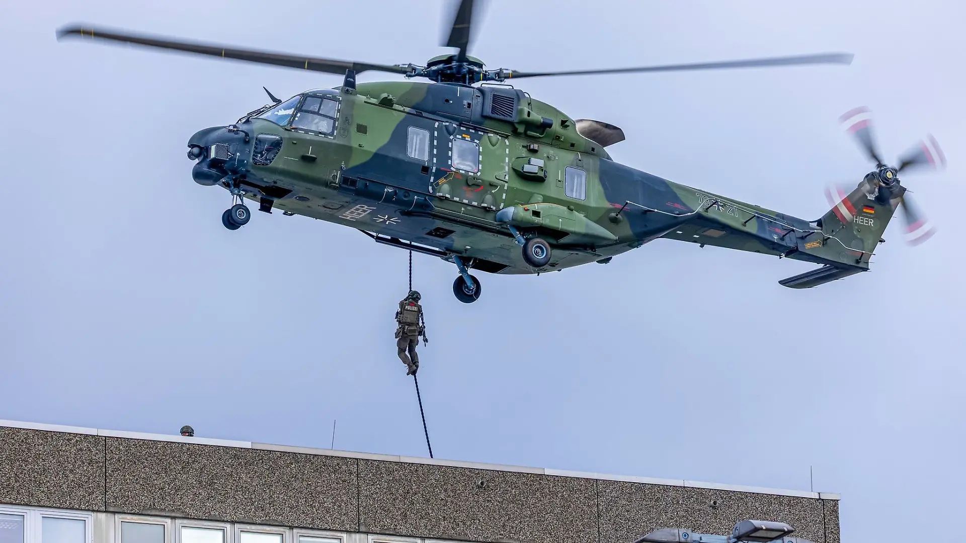 Ungewohnter Anblick: Hubschrauber der Bundeswehr über Hamburg .