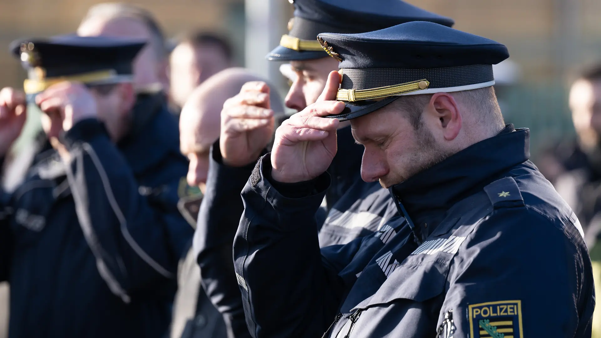 Sächsische Polizisten stehen bei einer Gedenkveranstaltung während einer Schweigeminute. Am 7. Januar 2026 jährt sich zum ersten Mal der Todestag des im Dienst getöteten Polizisten Maximilian Stoppa. +++ dpa-Bildfunk +++