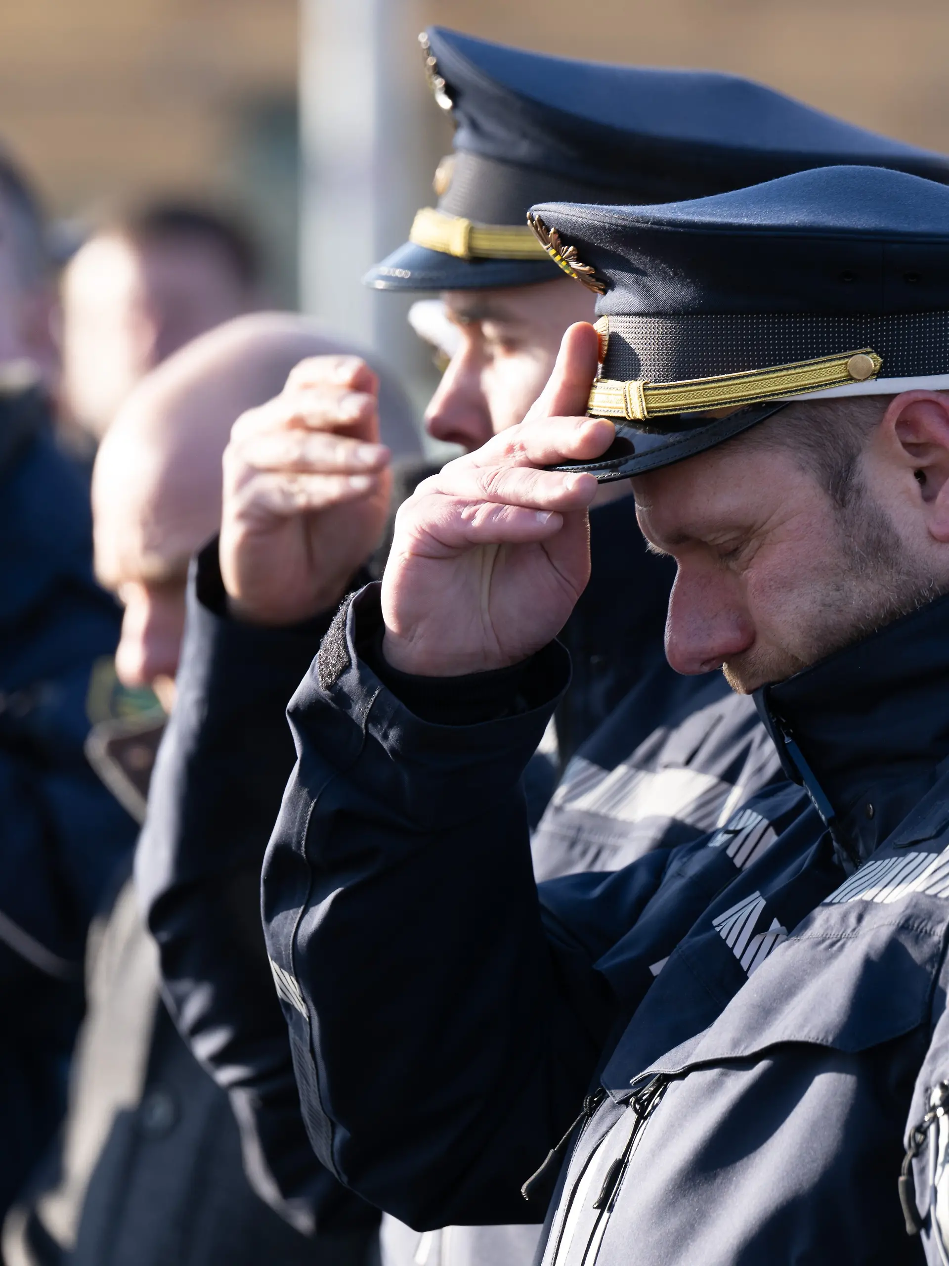 Sächsische Polizisten stehen bei einer Gedenkveranstaltung während einer Schweigeminute. Am 7. Januar 2026 jährt sich zum ersten Mal der Todestag des im Dienst getöteten Polizisten Maximilian Stoppa. +++ dpa-Bildfunk +++