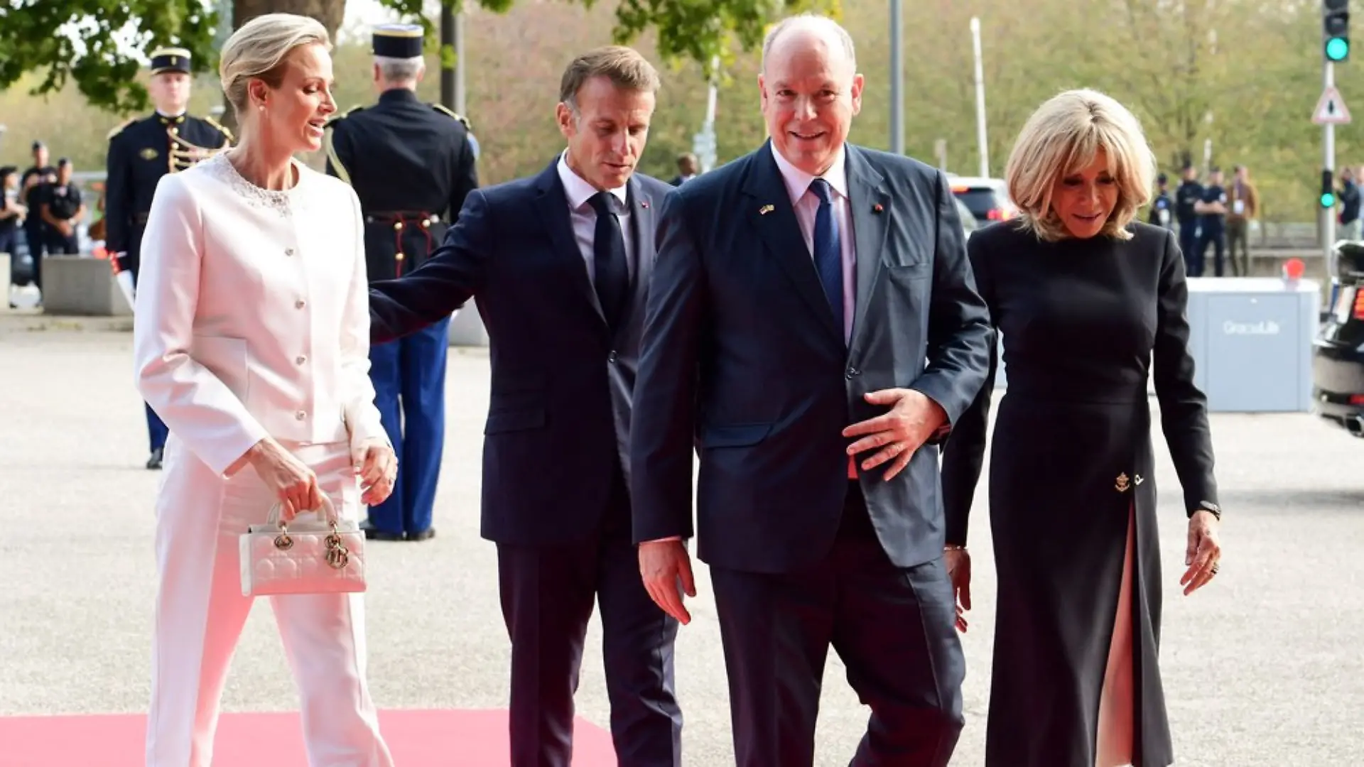 Emmanuel und Brigitte Macron haben zum Abschluss der Papstreise durch Frankreich Albert und Charlène von Monaco empfangen.