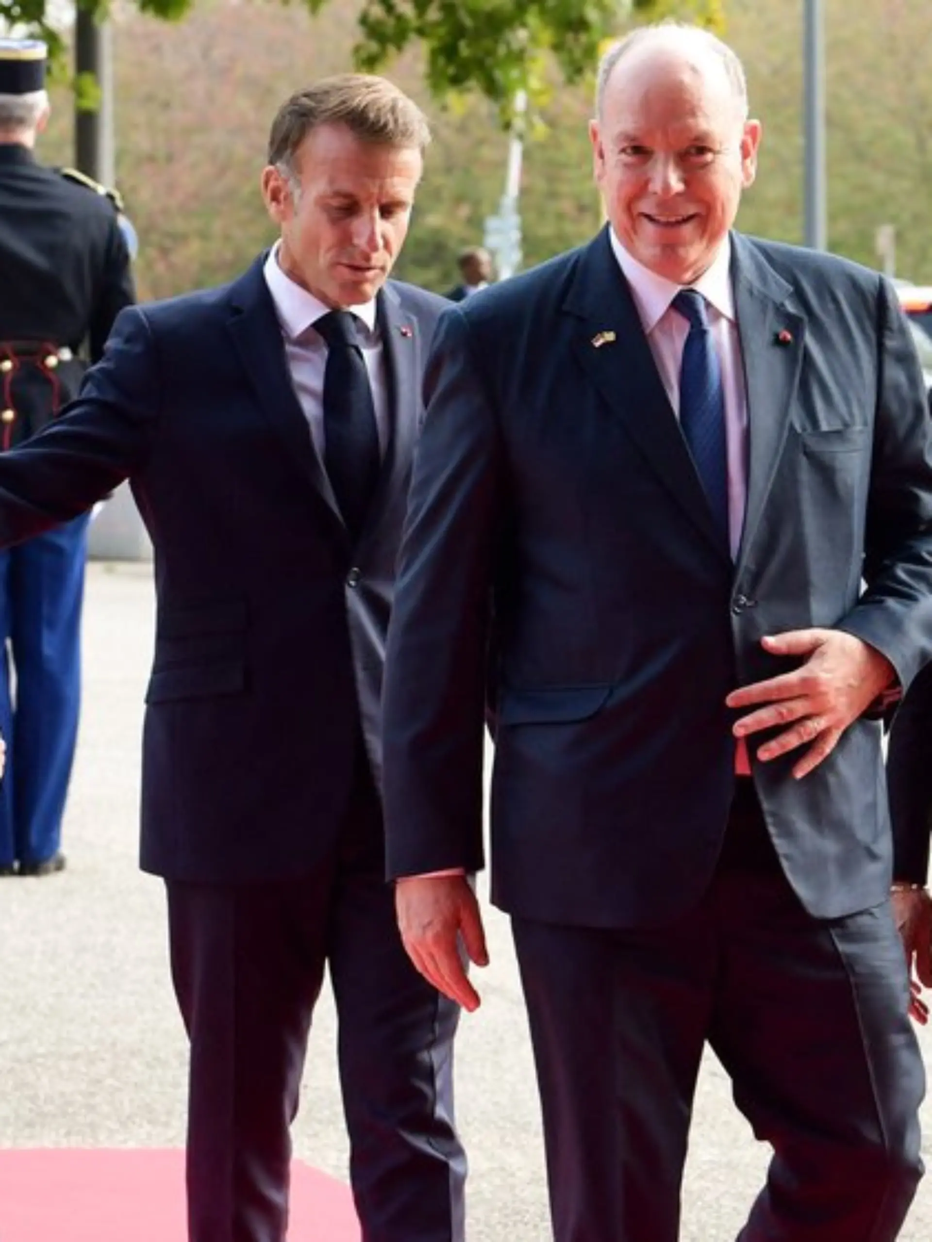 Emmanuel und Brigitte Macron haben zum Abschluss der Papstreise durch Frankreich Albert und Charlène von Monaco empfangen.