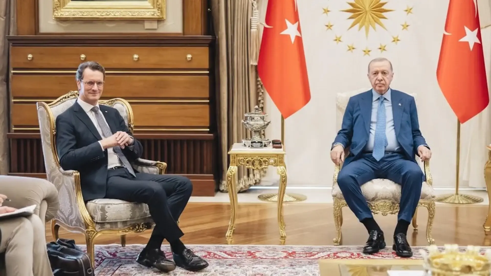 Wüst trifft Erdoğan in Ankara Ungewöhnlicher Empfang!