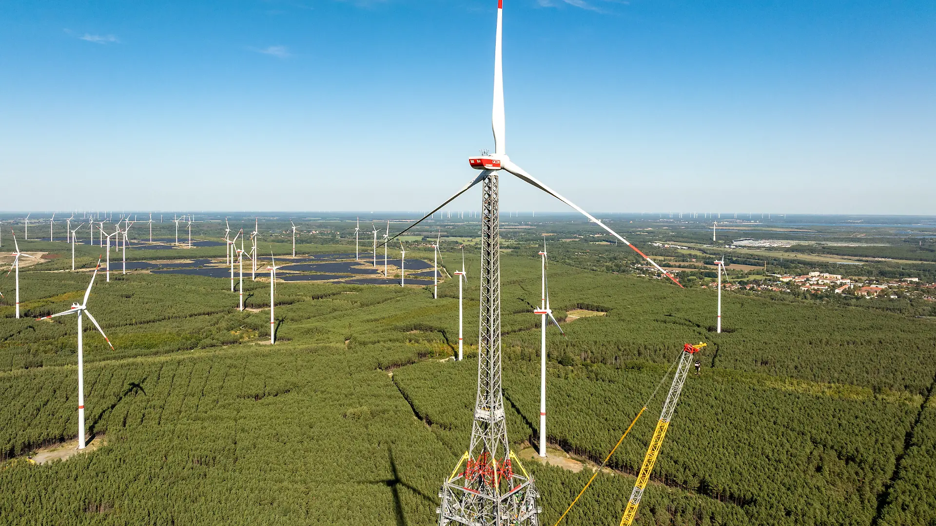 Der Höhenwindturme in Schipkau überragt bereits jetzt benachbarte Windräder (Luftaufnahme mit Drohne) Der Windturm sollte ursprünglich heute seine Nabenhöhe von 300 Metern und seine Gesamthöhe von 365 Metern erreichen. Aufgrund der Windverhältnisse verzögert sich dieses Ziel - trotzdem erreicht der Höhenwindturm mit seiner aktuellen Nabenhöhe von 250 Metern bereits einen Höhenweltrekord für Bauwerke seiner Art. (zu dpa: «Riesen-Windrad wächst - Weltrekord wird später ausgerufen») +++ dpa-Bildfunk +++