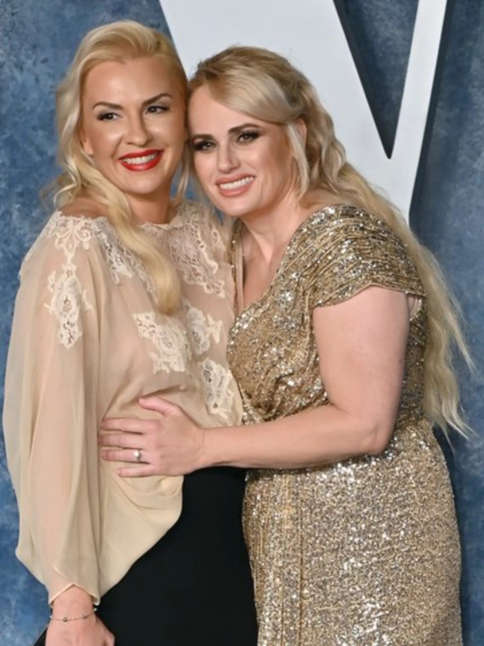 Rebel Wilson und Ramona Agruma auf dem roten Teppich.
