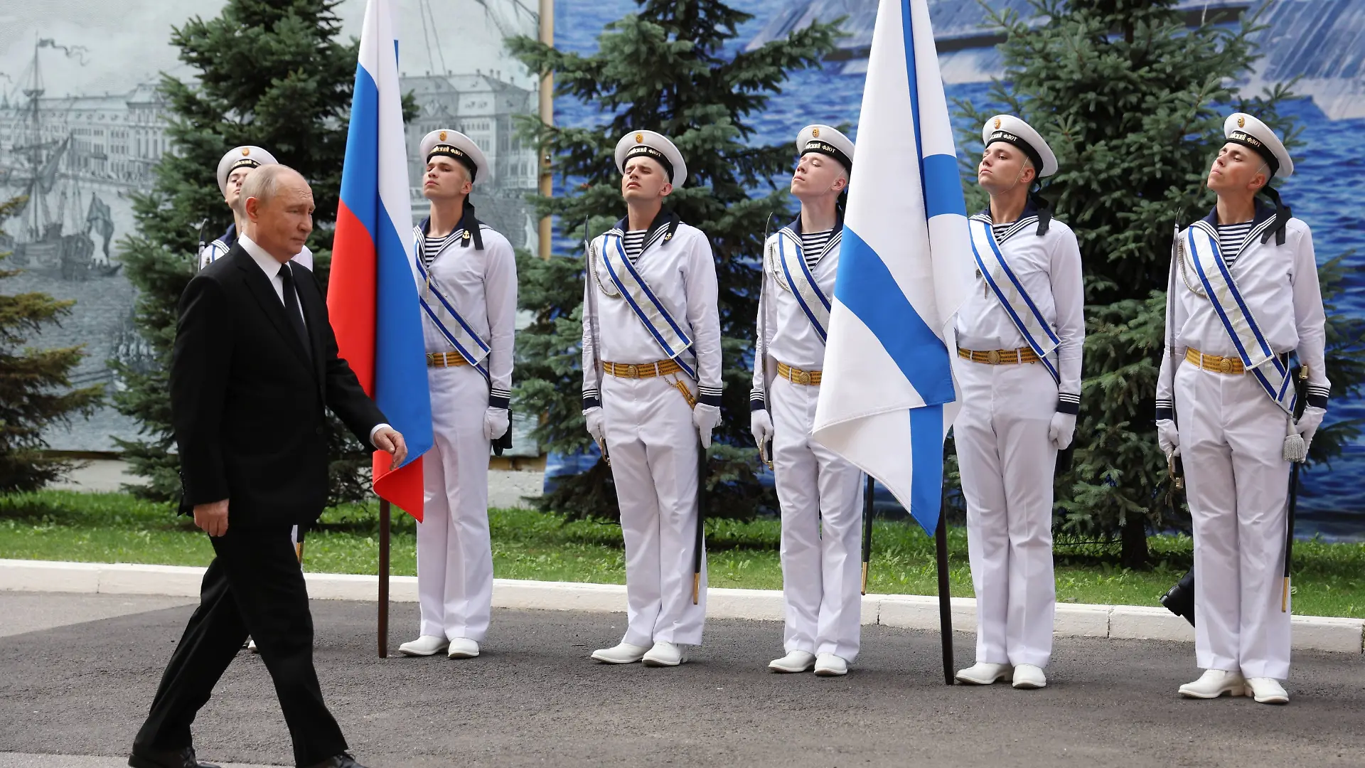 Russia Putin North Western Federal District 9212182 26.07.2026 Russian President Vladimir Putin reviews guards of honour upon arrival on Navy Day at the Admiralty headquarters in St. Petersburg, Russia. Vyacheslav Prokofiev / Sputnik St. Petersburg Russia PUBLICATIONxINxGERxSUIxAUTxESTxLTUxLATxNORxSWExDENxNEDxPOLxUKxAUSxONLY Copyright: xVyacheslavxProkofievx