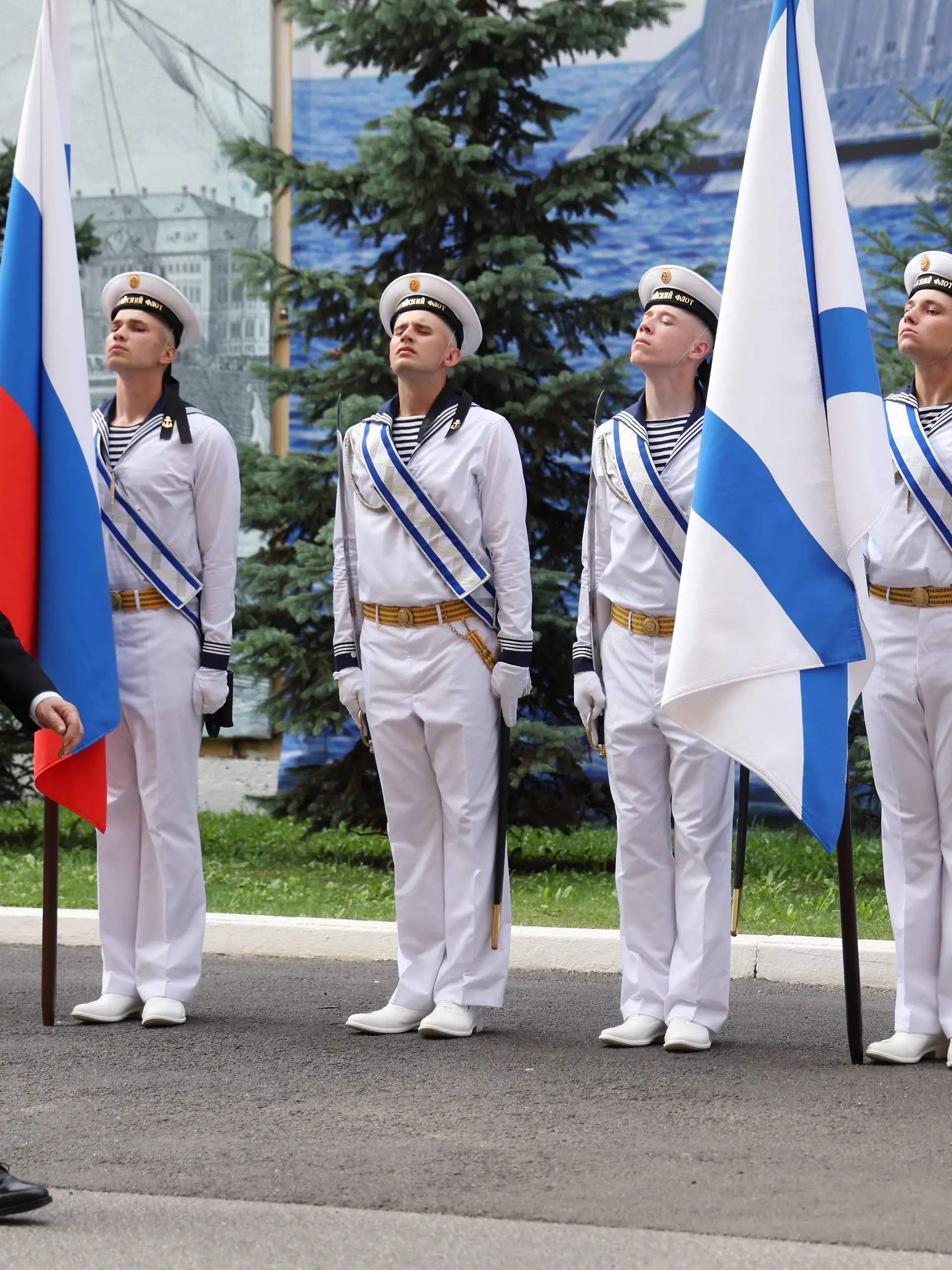 Russia Putin North Western Federal District 9212182 26.07.2026 Russian President Vladimir Putin reviews guards of honour upon arrival on Navy Day at the Admiralty headquarters in St. Petersburg, Russia. Vyacheslav Prokofiev / Sputnik St. Petersburg Russia PUBLICATIONxINxGERxSUIxAUTxESTxLTUxLATxNORxSWExDENxNEDxPOLxUKxAUSxONLY Copyright: xVyacheslavxProkofievx