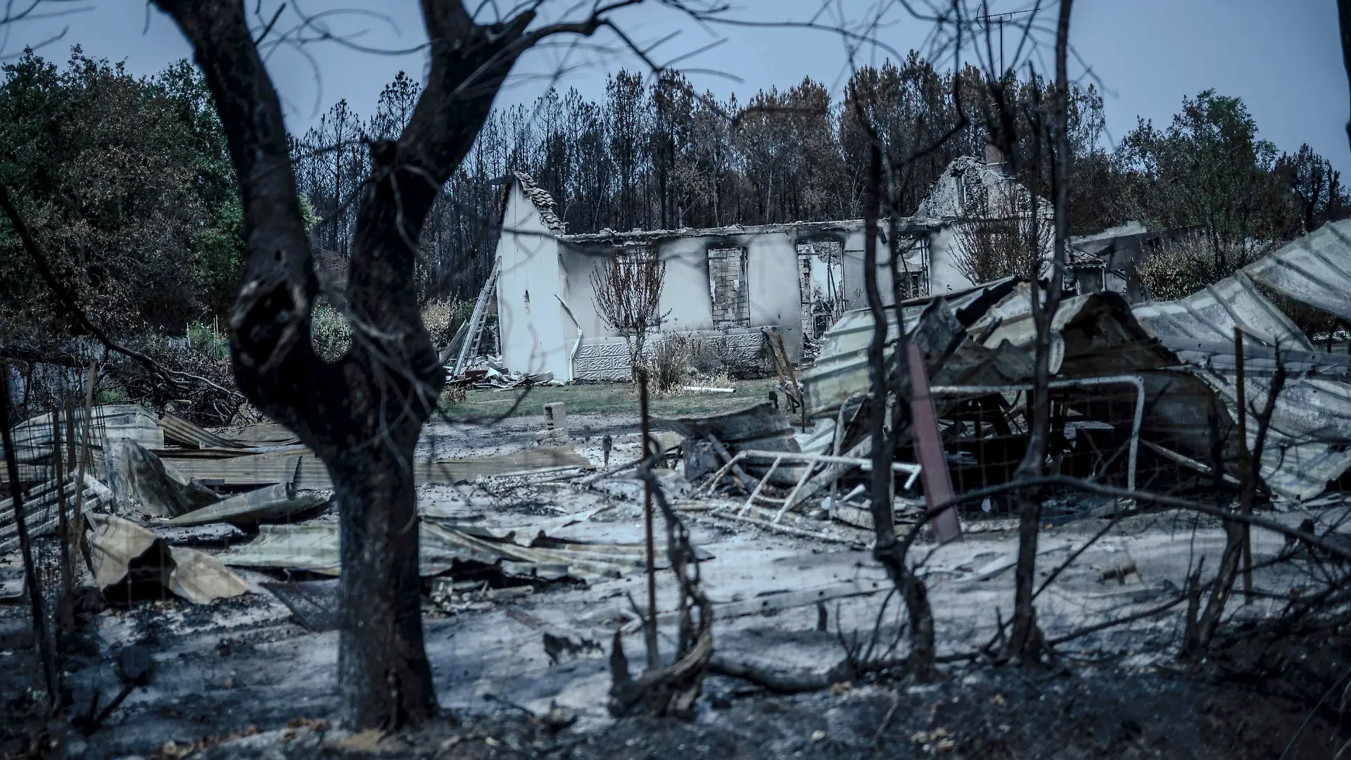 Das am 17.08.2026 zur Verfügung gestelle Bild zeigt ein ausgebranntes Haus, das in der Region Gironde von einem Waldbrand erfasst wurde. In der Gemeinde wurden rund 180 Häuser auf einer Gesamtfläche von 45.000 Hektar durch die Flammen zerstört. +++ dpa-Bildfunk +++