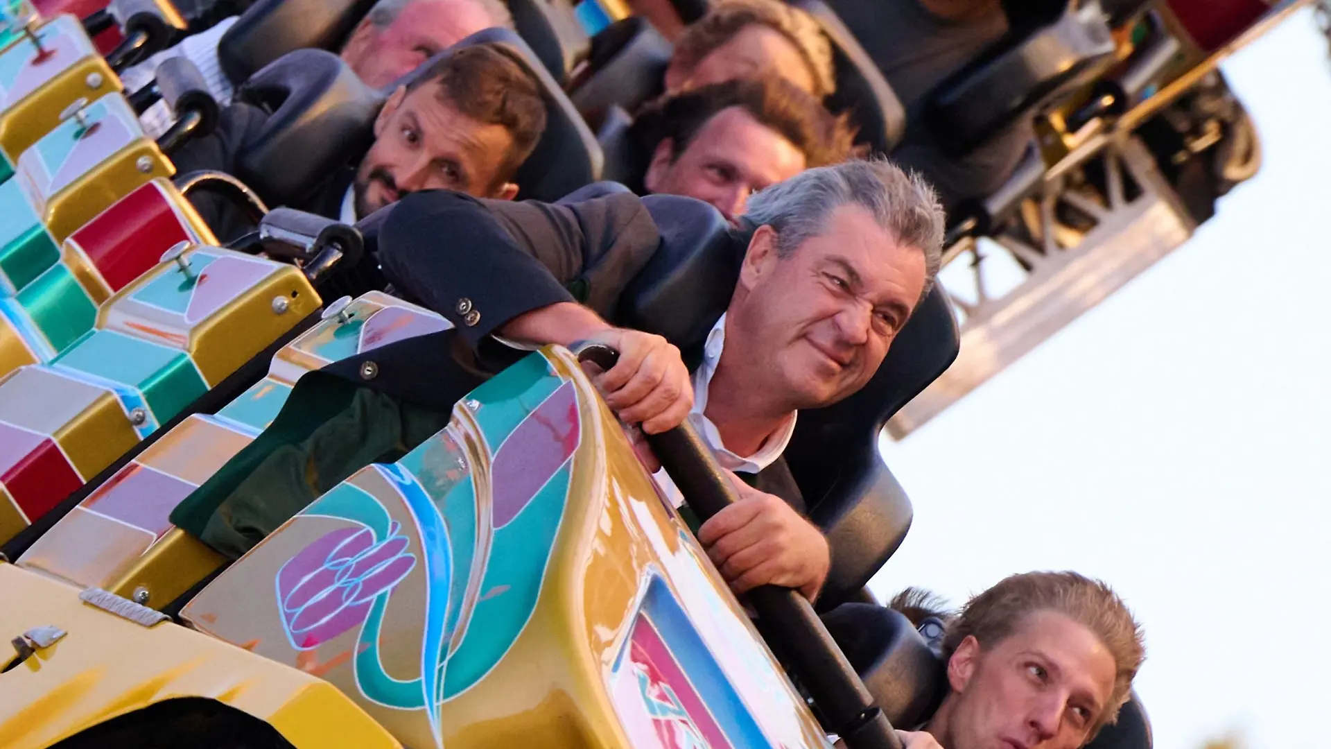 Söder fährt Achterbahn – aber nicht alleine! Bayerns Ministerpräsident steht kopf!