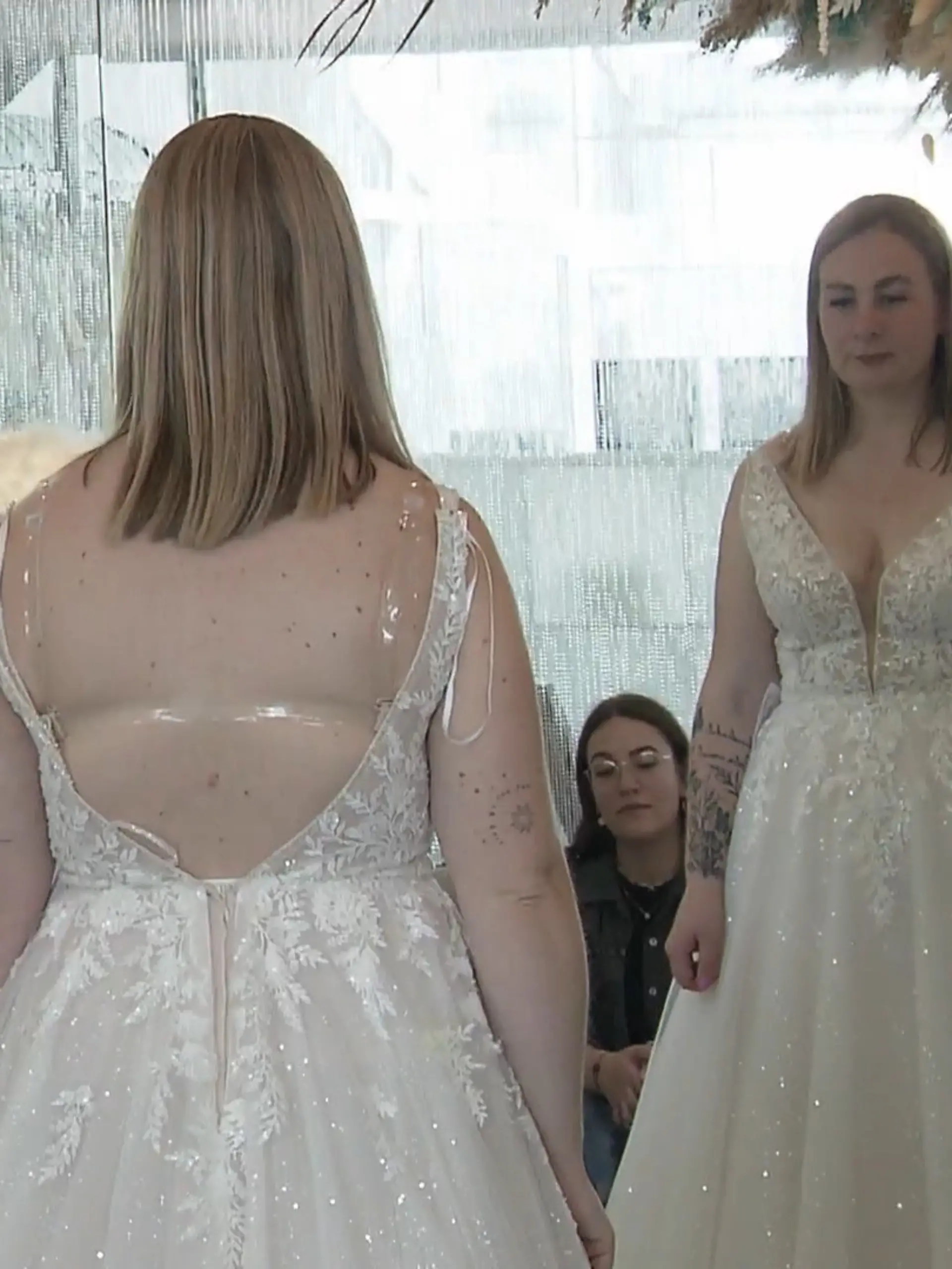 Bild zu: "Annikas erstes Brautkleid überzeugt nur zur Hälfte"