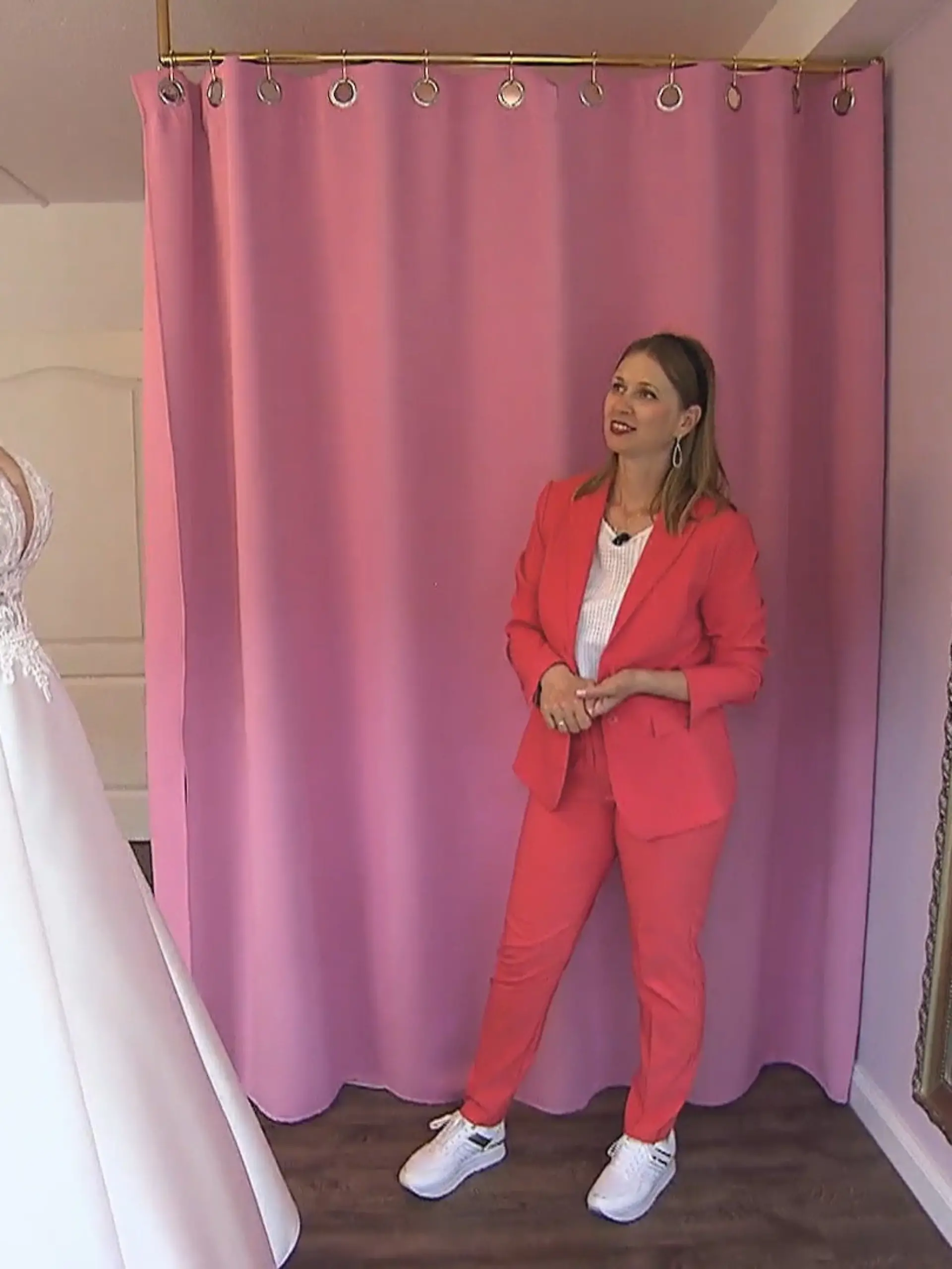 Bild zu: "Findet Inessa ihr Traumkleid im Mix aus clean und verspielt?"