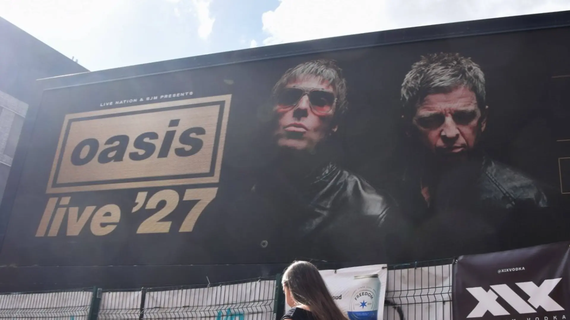 In Großbritannien werben große Plakate für die Oasis-Tour 2027.