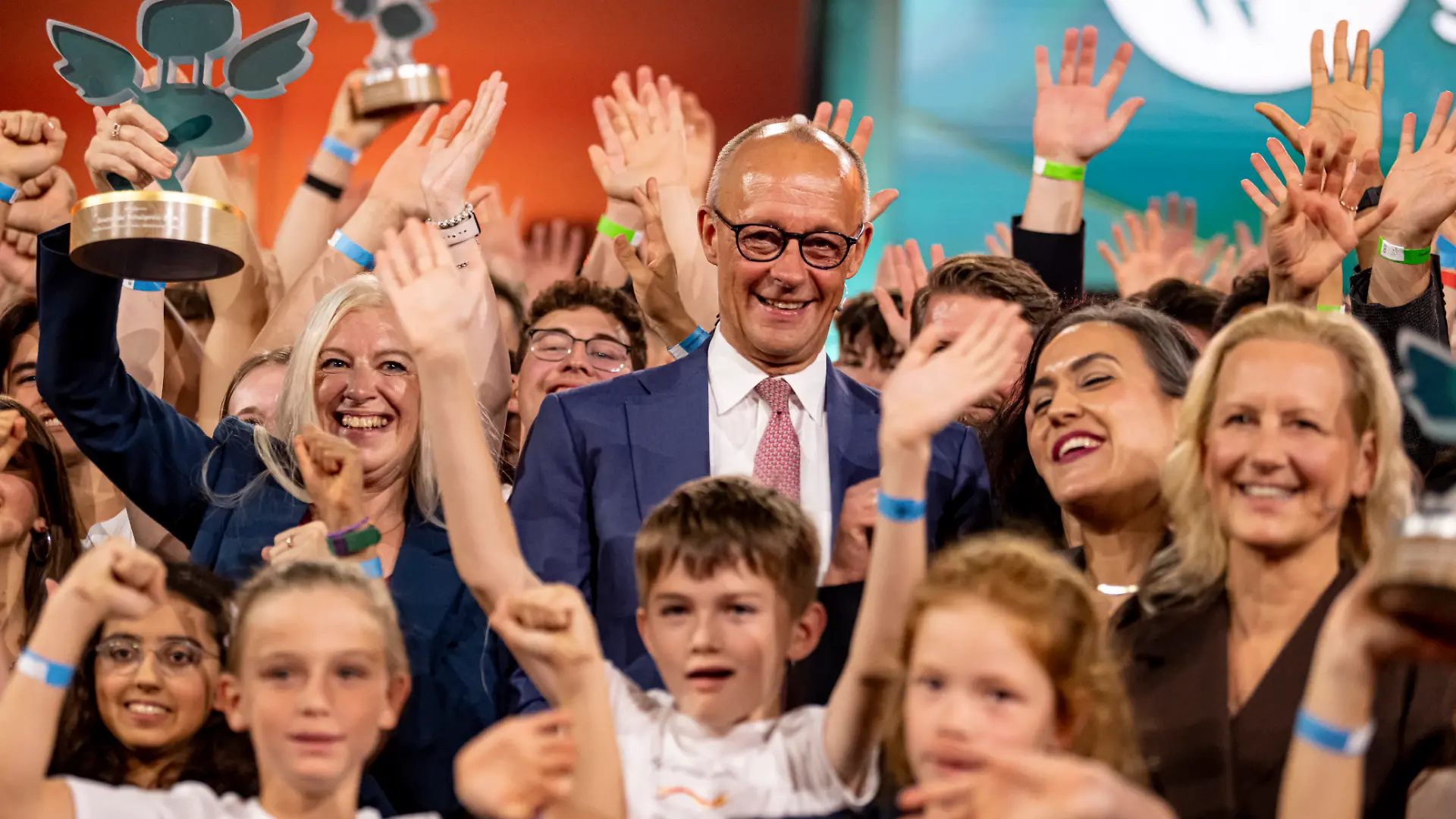 Friedrich Merz (CDU, M), Bundeskanzler, nimmt an der Übergabe des Deutschen Schulpreises im Studio Berlin Adlershof teil. Fünfzehn Schulen stehen im Finale des Preises, der von der Robert Bosch Stiftung und der Heidehof Stiftung vergeben wird. +++ dpa-Bildfunk +++