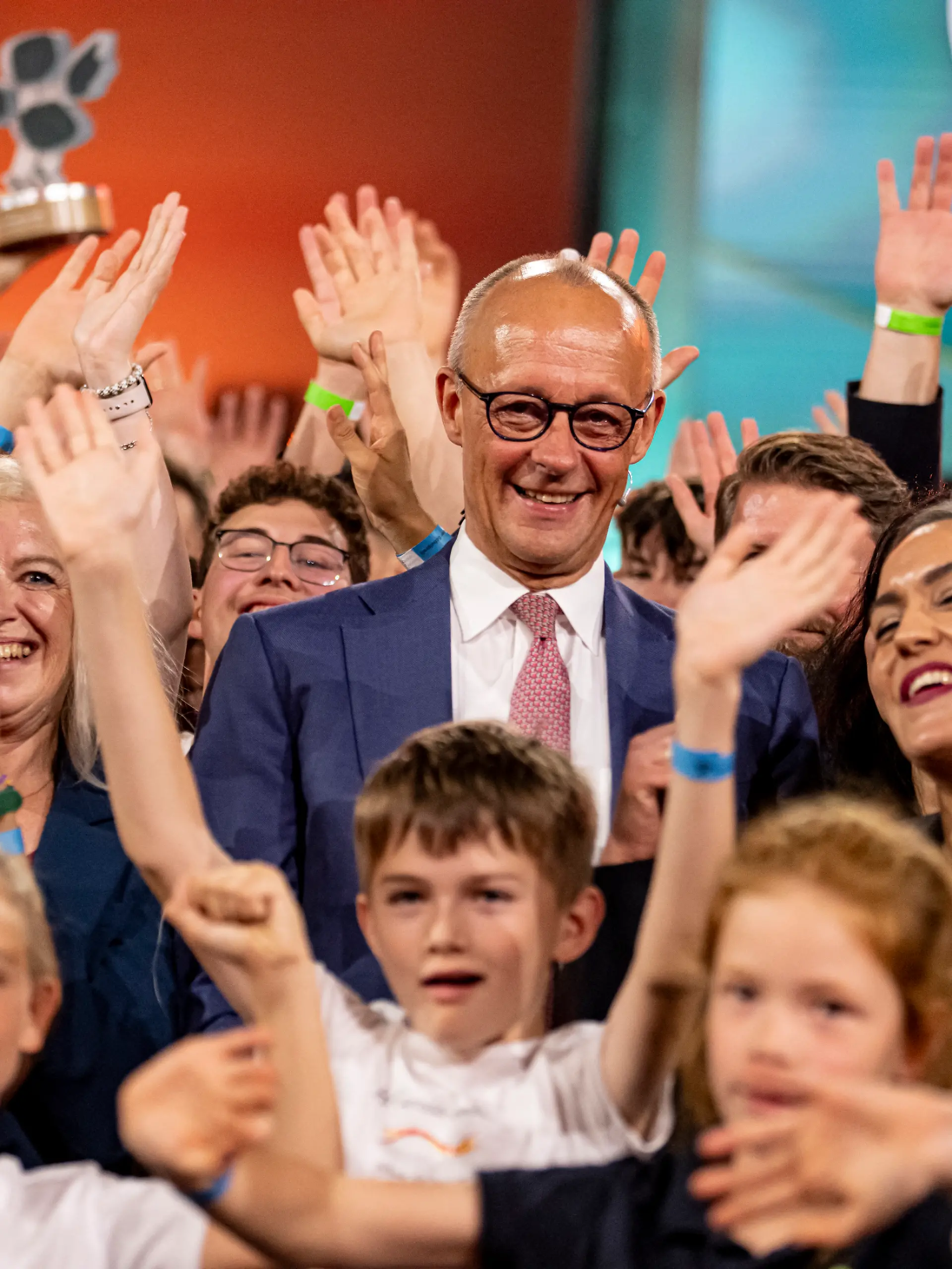 Friedrich Merz (CDU, M), Bundeskanzler, nimmt an der Übergabe des Deutschen Schulpreises im Studio Berlin Adlershof teil. Fünfzehn Schulen stehen im Finale des Preises, der von der Robert Bosch Stiftung und der Heidehof Stiftung vergeben wird. +++ dpa-Bildfunk +++