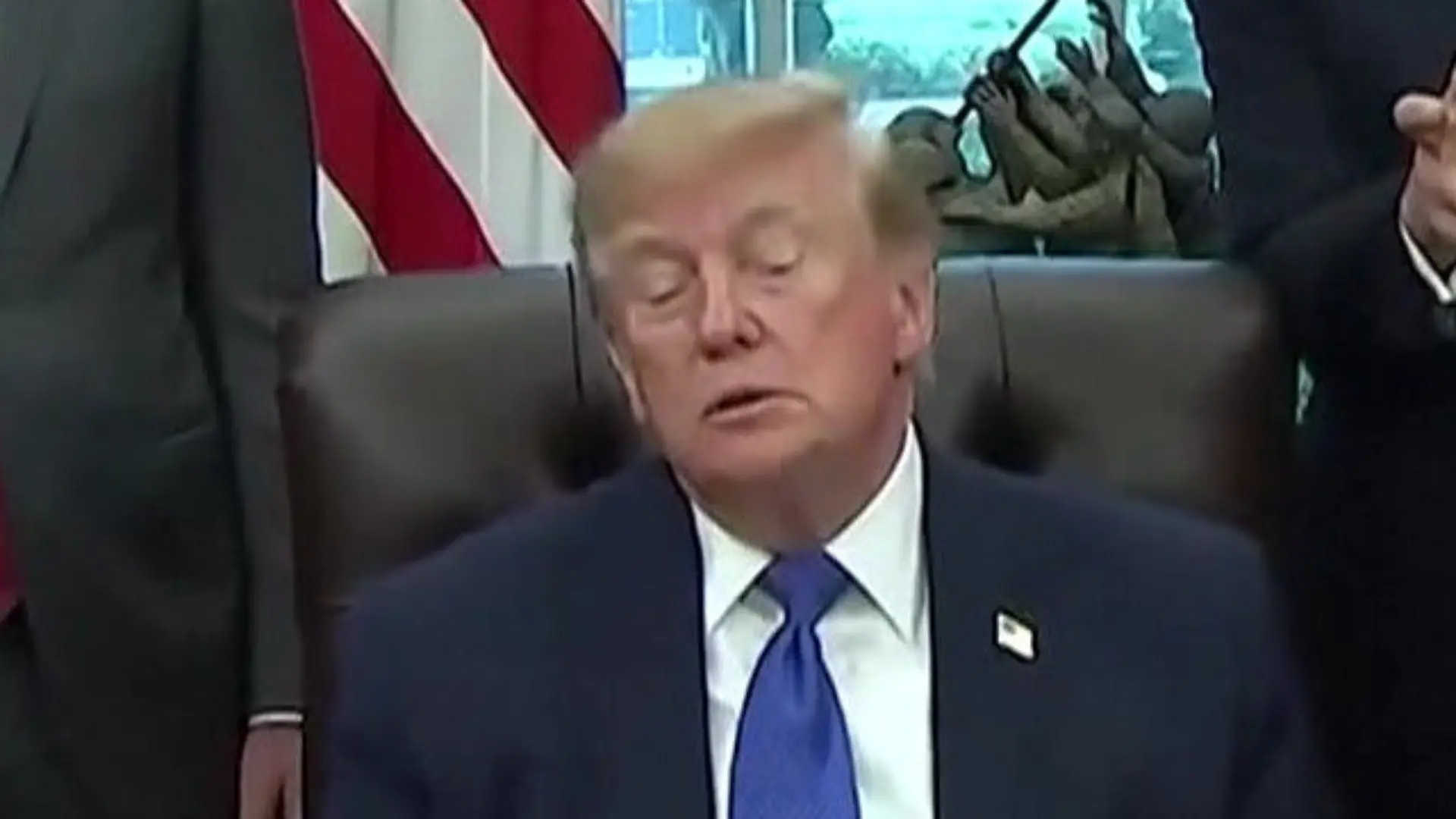 Sekundenschlaf vor laufenden Kameras? Hier wirkt Donald Trump ziemlich schläfrig Während Pressekonferenz im Weißen Haus