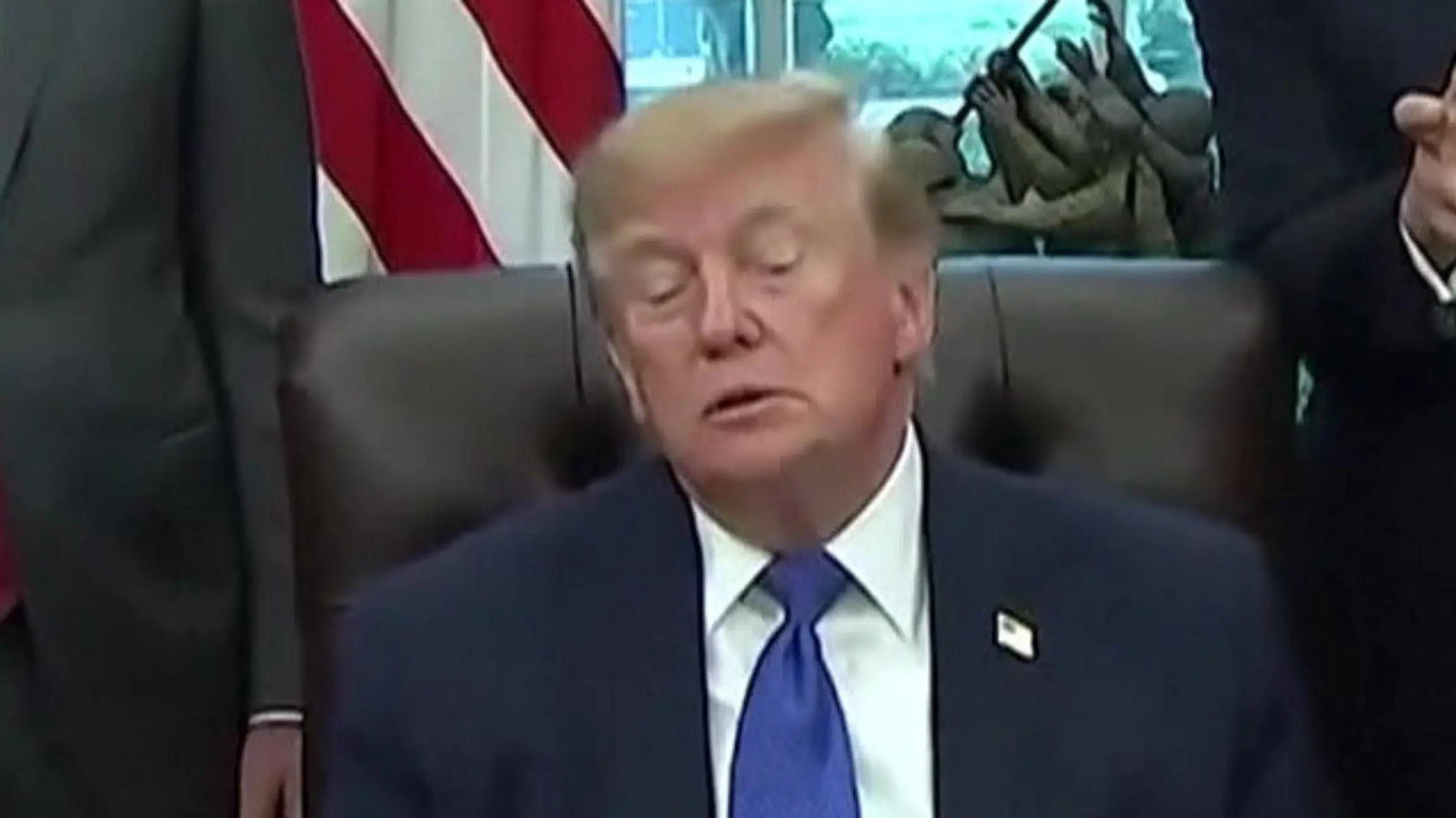 Sekundenschlaf vor laufenden Kameras? Hier wirkt Donald Trump ziemlich schläfrig Während Pressekonferenz im Weißen Haus