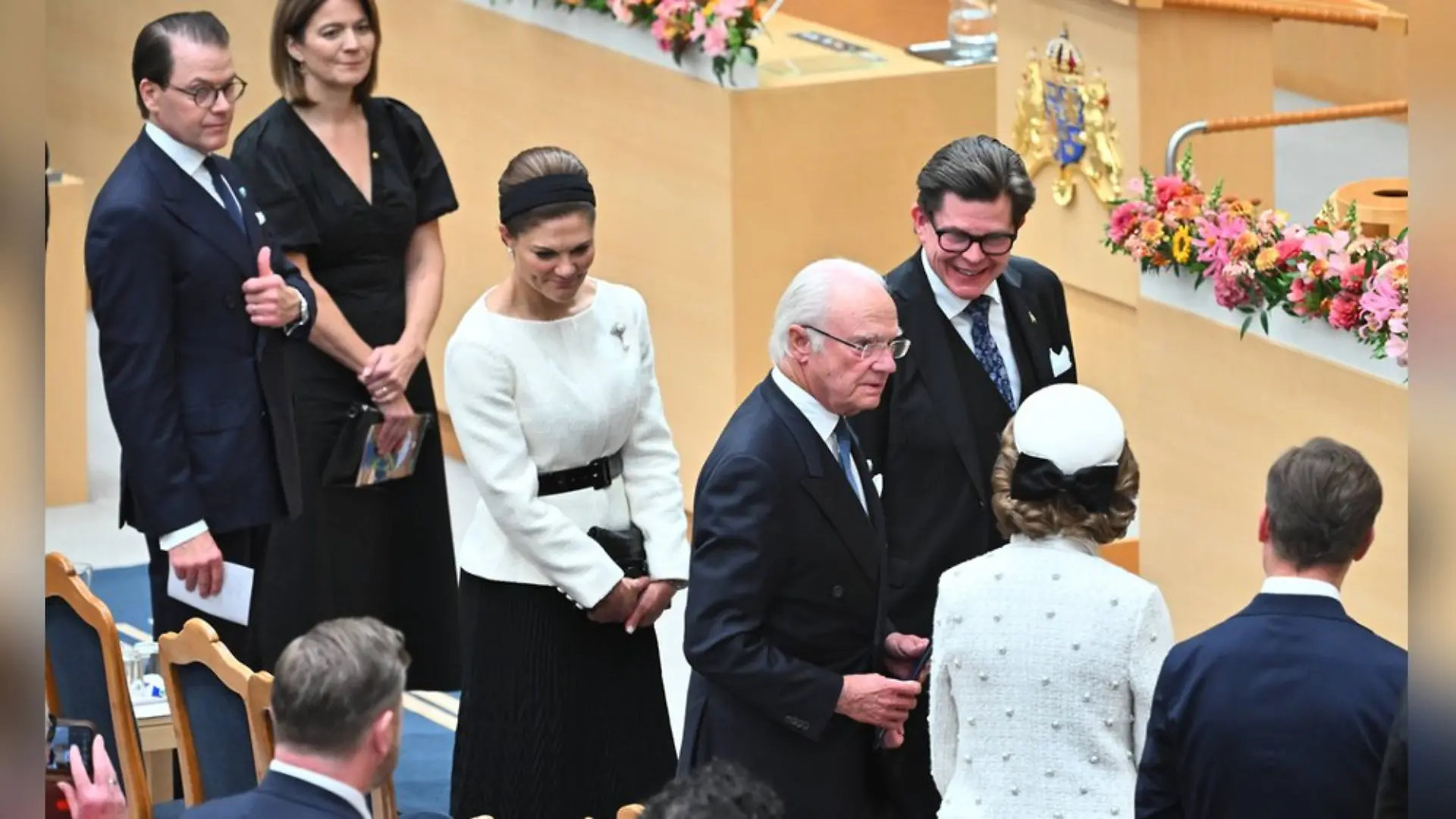 Unter anderem Prinz Daniel (l.), Kronprinzessin Victoria (Mitte) und Königin Silvia (r.) begleiteten König Carl XVI. Gustaf zur Parlamentseröffnung.