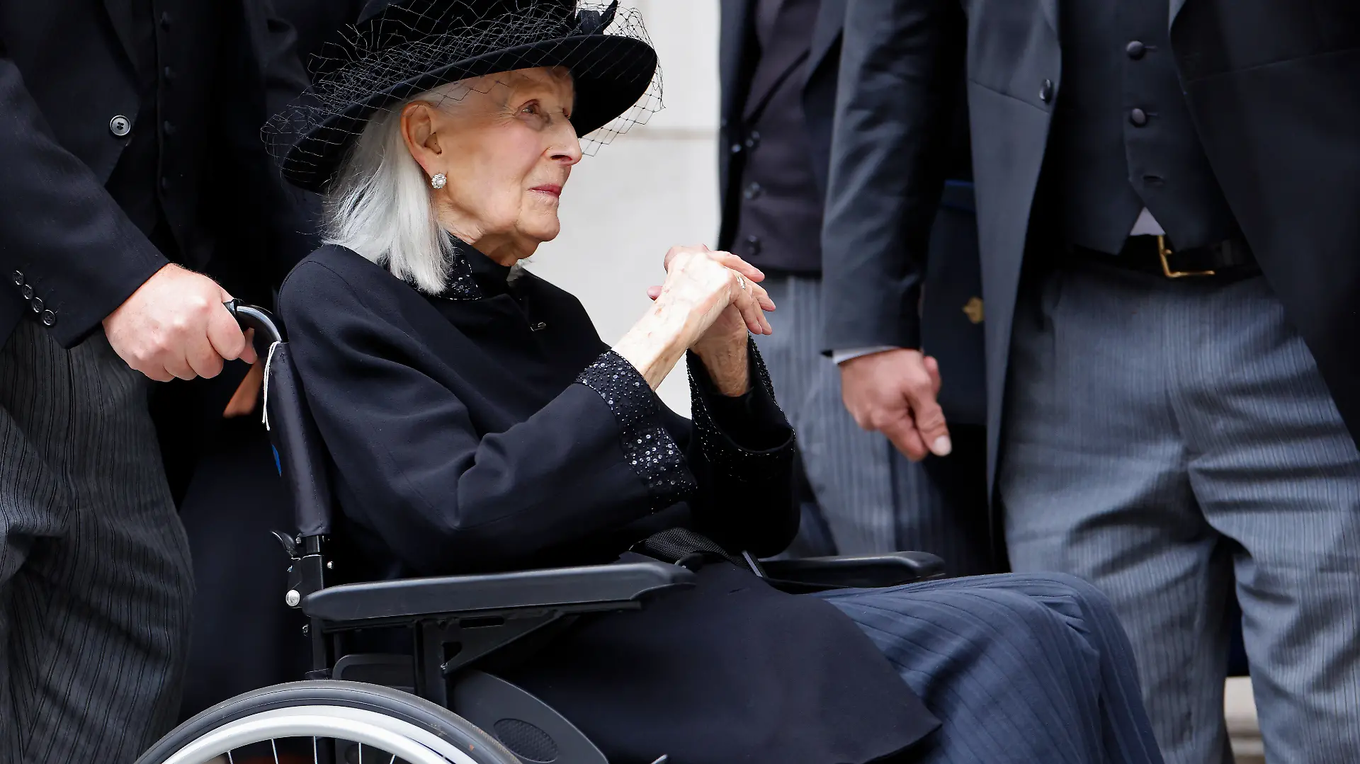 Bereits 2025 zeigt sich Prinzessin Alexandra im Rollstuhl: Bei der Trauerfeier für ihre Schwägerin Katharine, Herzogin von Kent, nimmt die damals 88-Jährige in London Abschied.